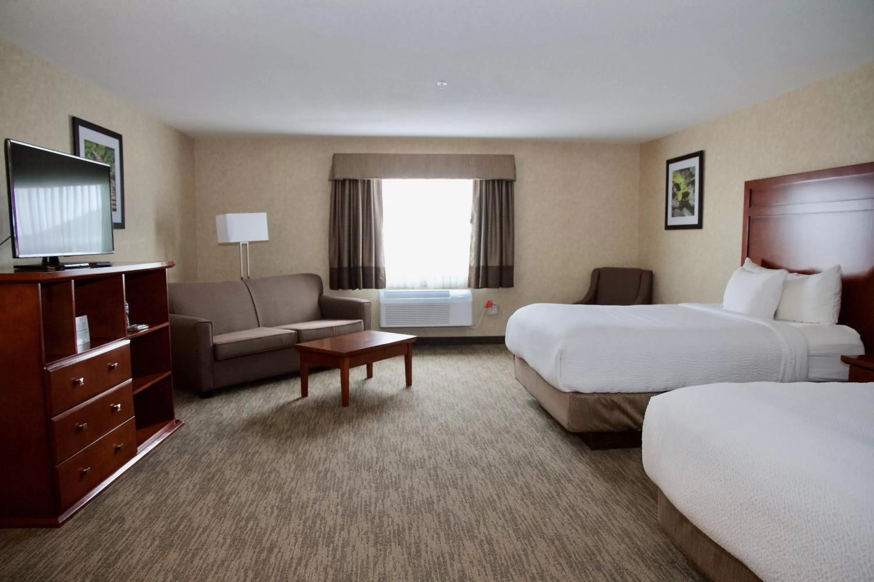 Photo of the whole room, Bed in Days Inn & Suites by Wyndham Brooks