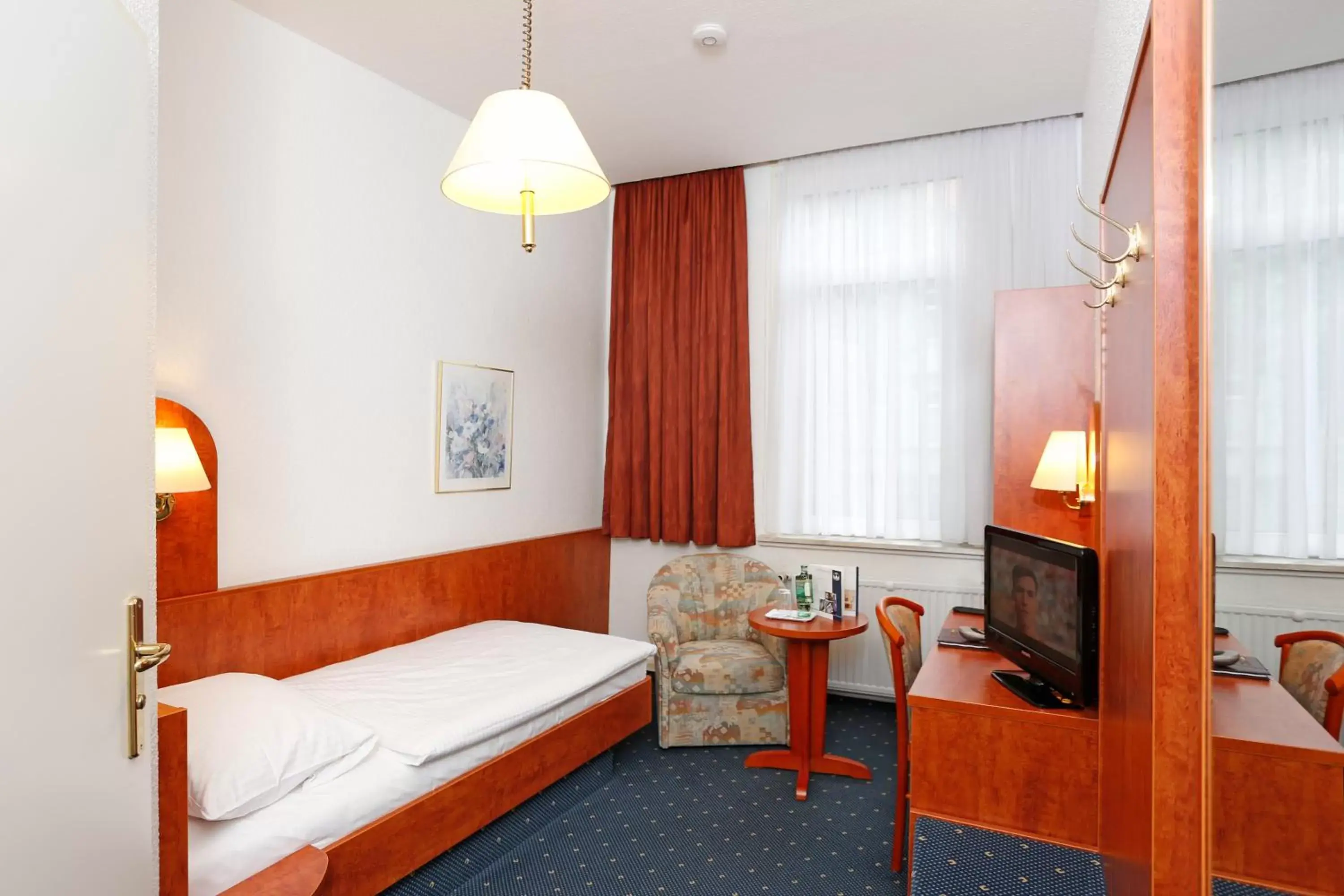 Photo of the whole room, Bed in Hotel Stadt Hannover