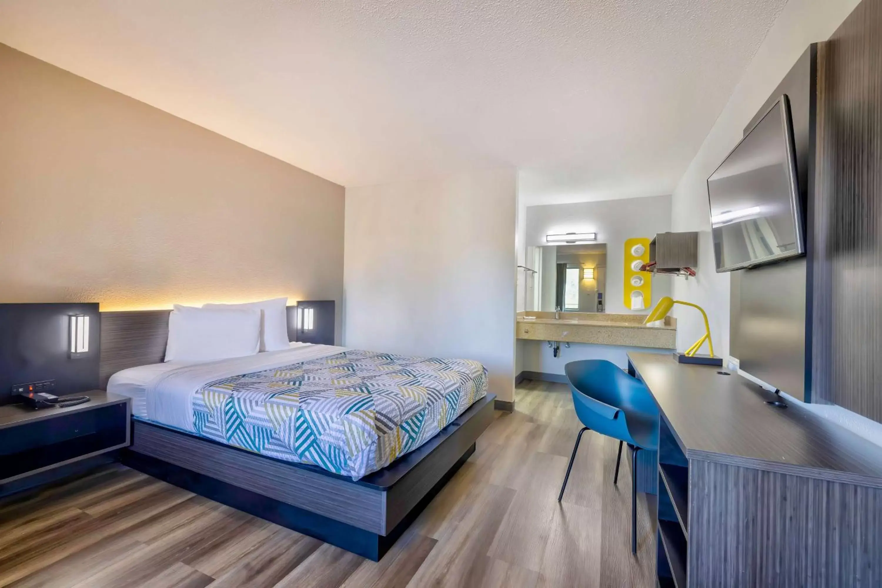 Deluxe Queen Room in Motel 6-Hammond, IN - Chicago Area Deluxe Queen Room in Motel 6-Hammond, IN - Chicago Area