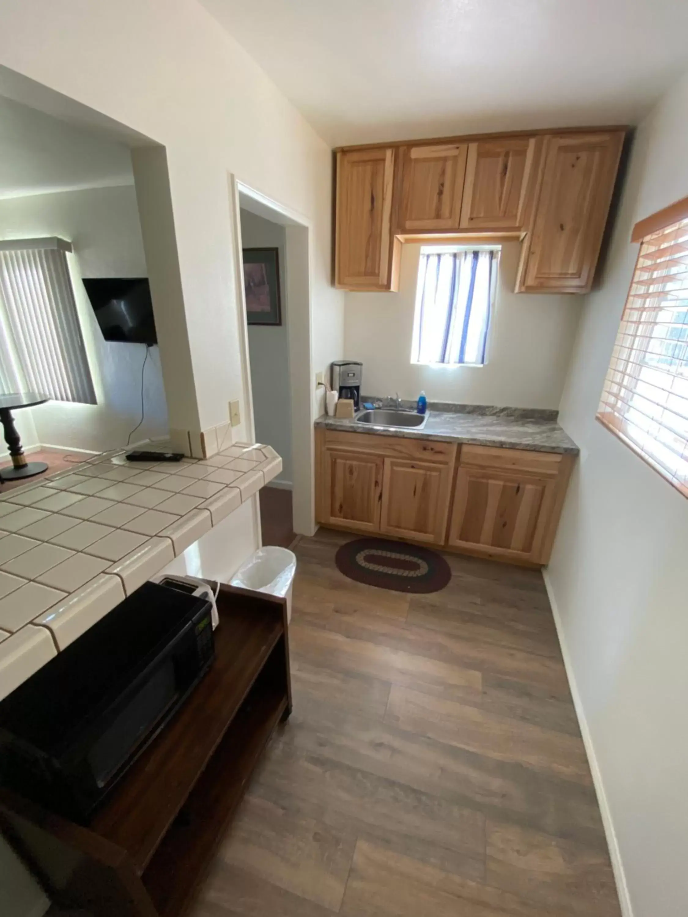 Kitchen/Kitchenette in Bristlecone Motel