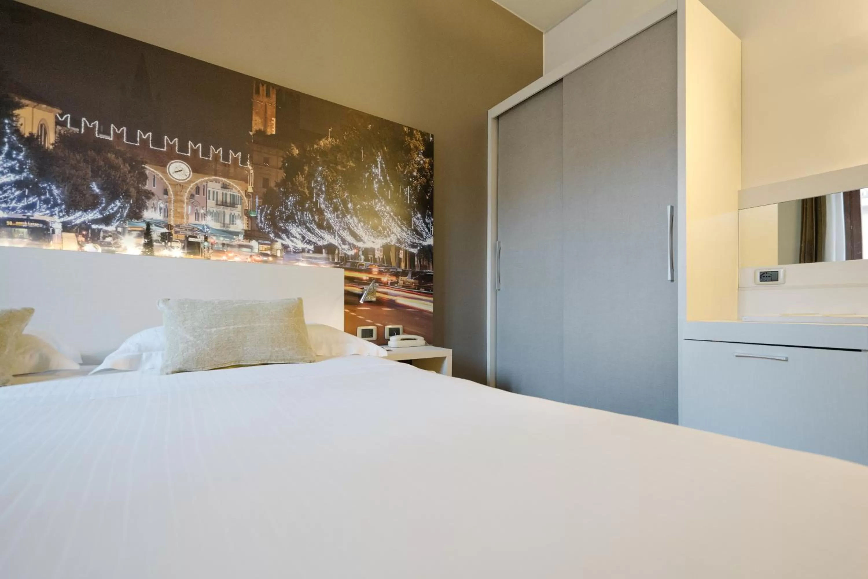 Photo of the whole room, Bed in Hotel Giulietta e Romeo ***S