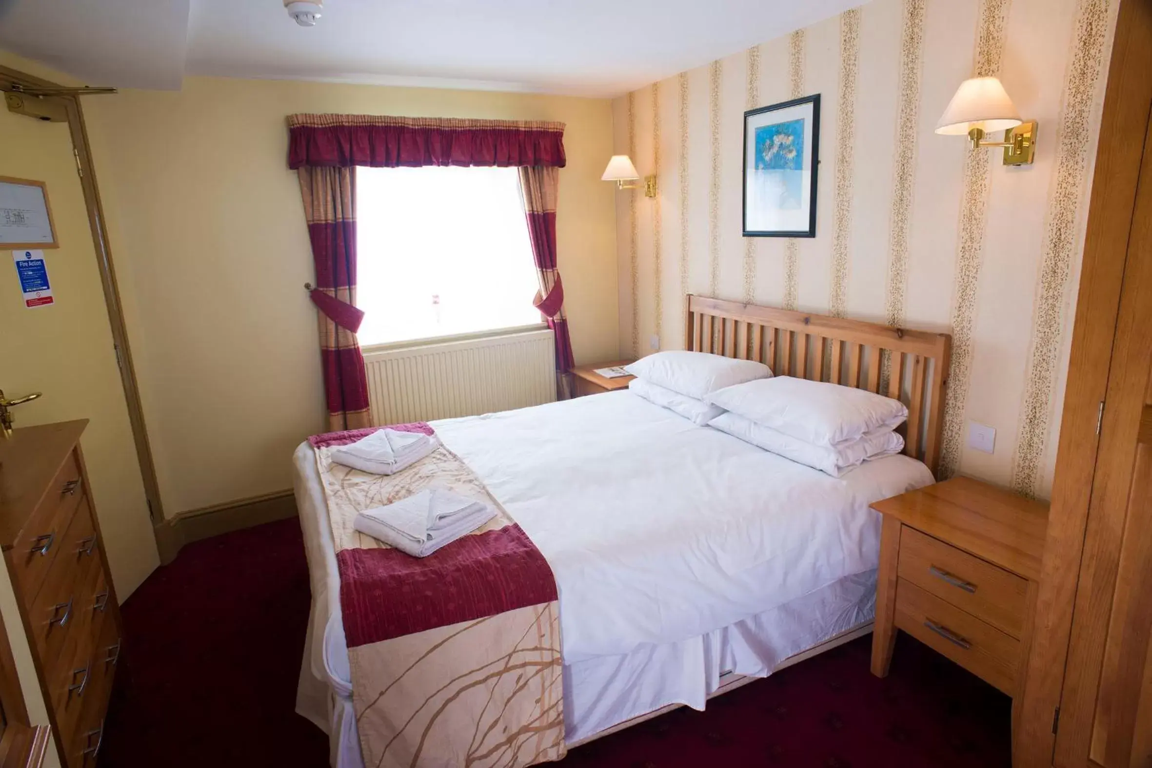 Bedroom, Bed in The Highwayman Inn