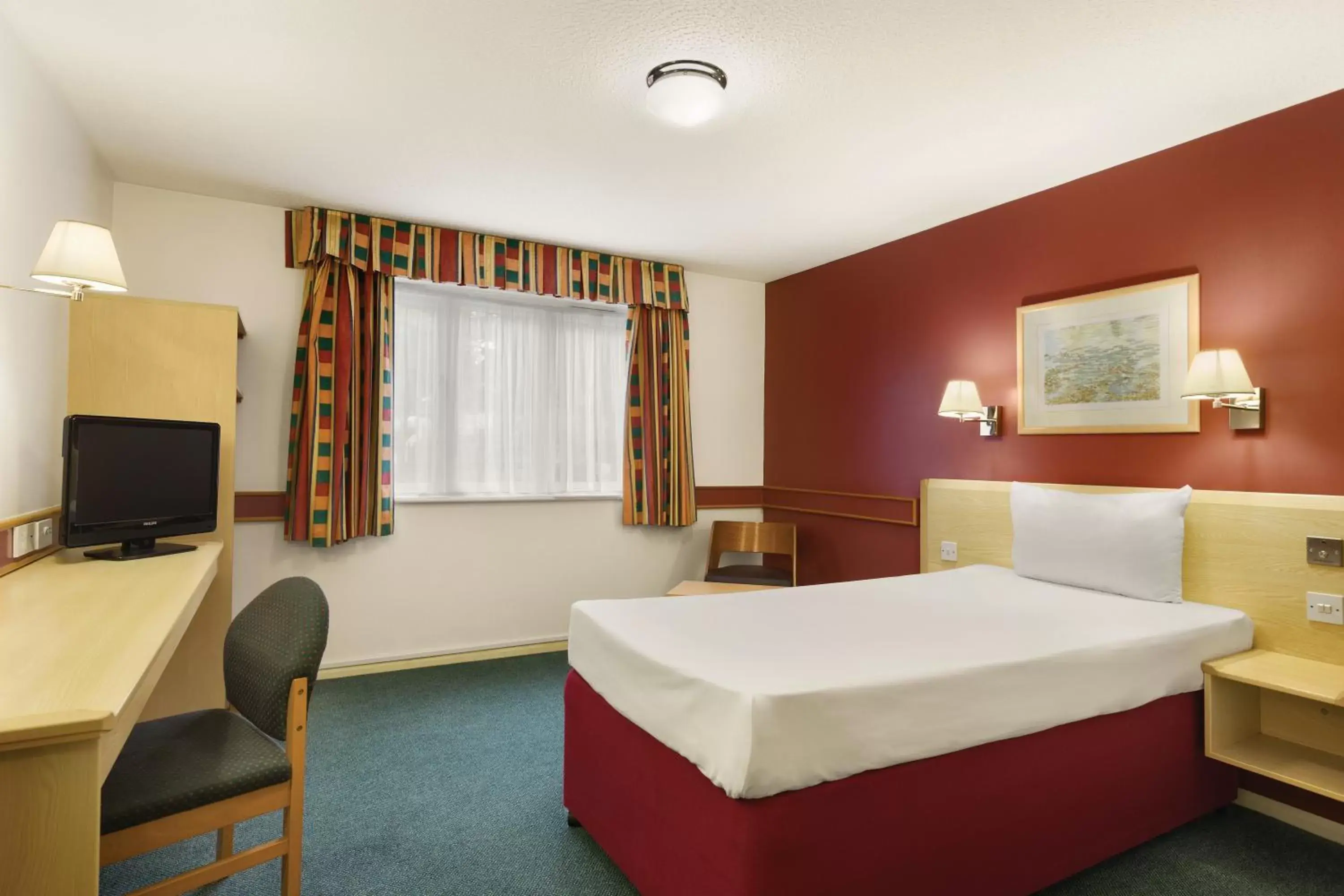 Double Room - Disability Access in Ramada London South Mimms