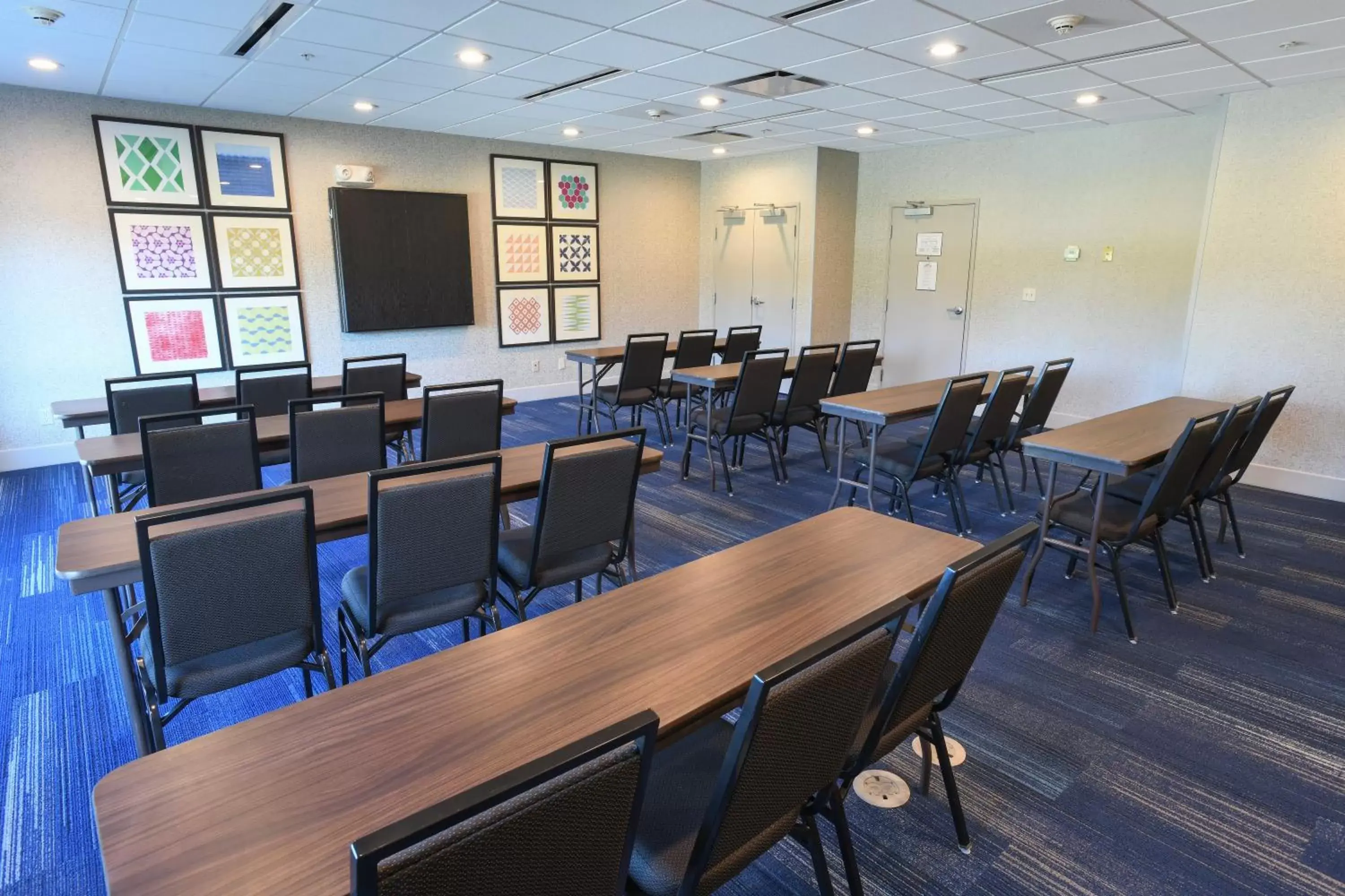 Meeting/conference room in Holiday Inn Express Hotel & Suites Richwood - Cincinnati South, an IHG Hotel