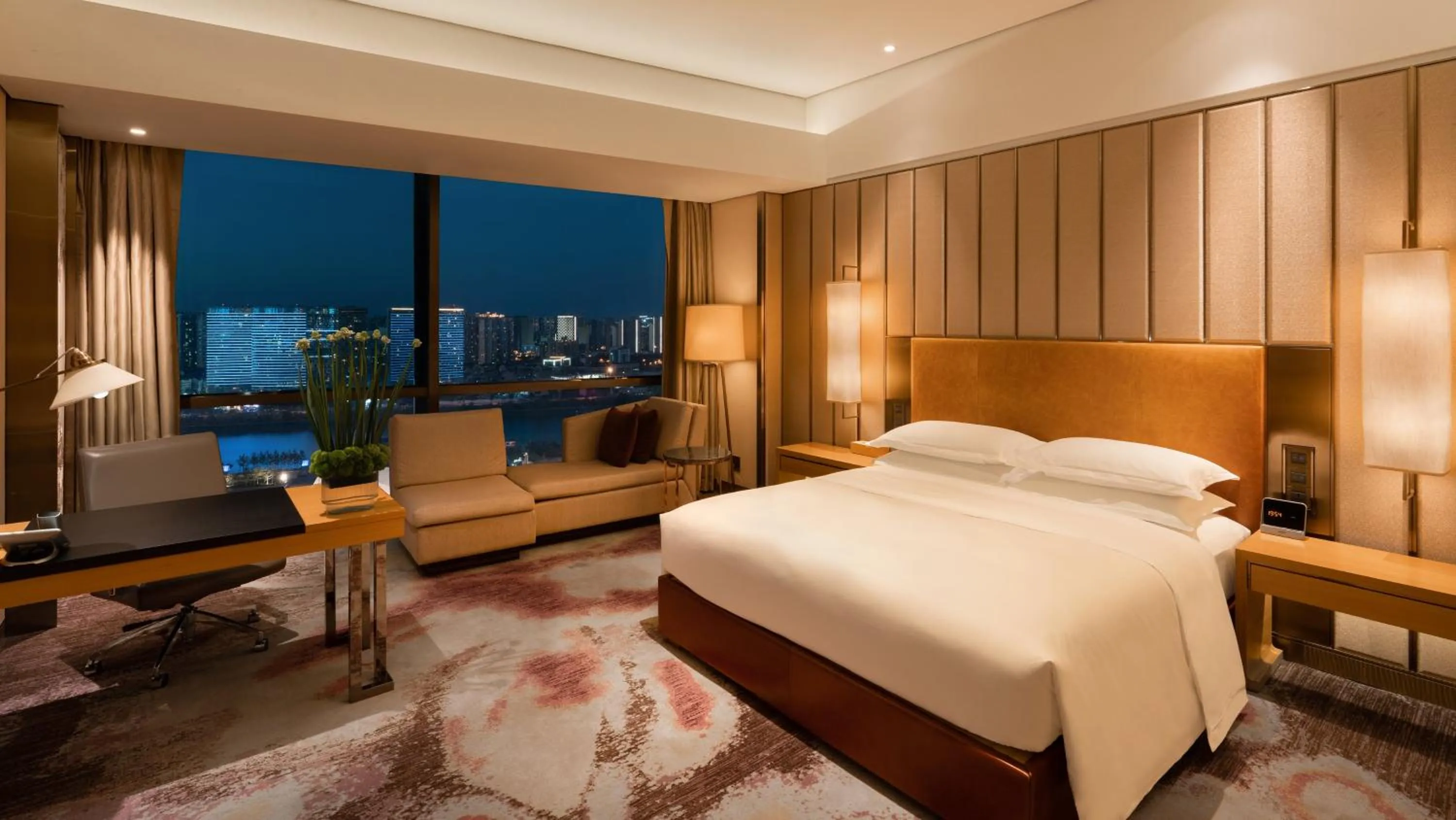 Photo of the whole room, Bed in InterContinental Changsha