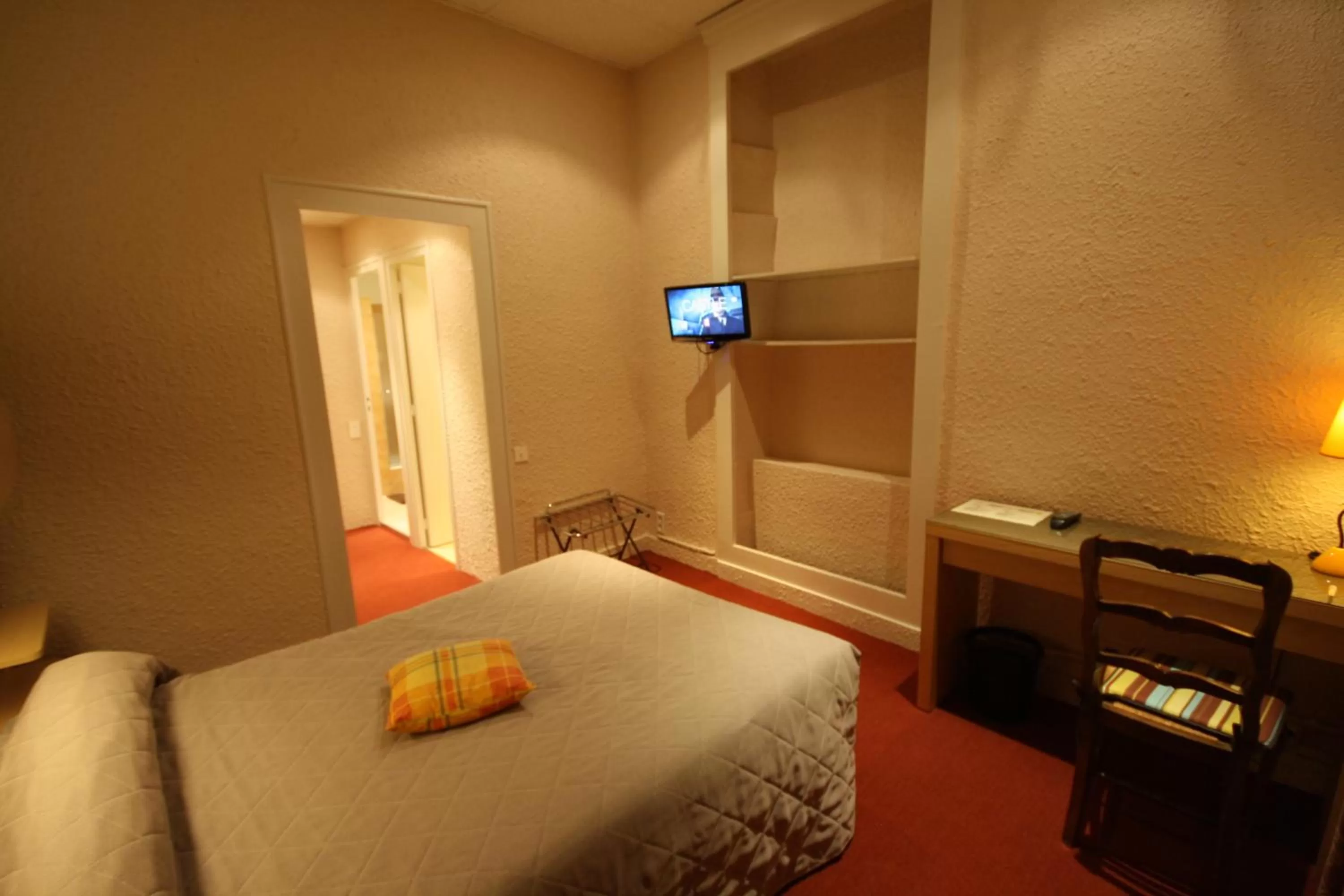 Photo of the whole room, Bed in Logis Hotel L'ange Couronne