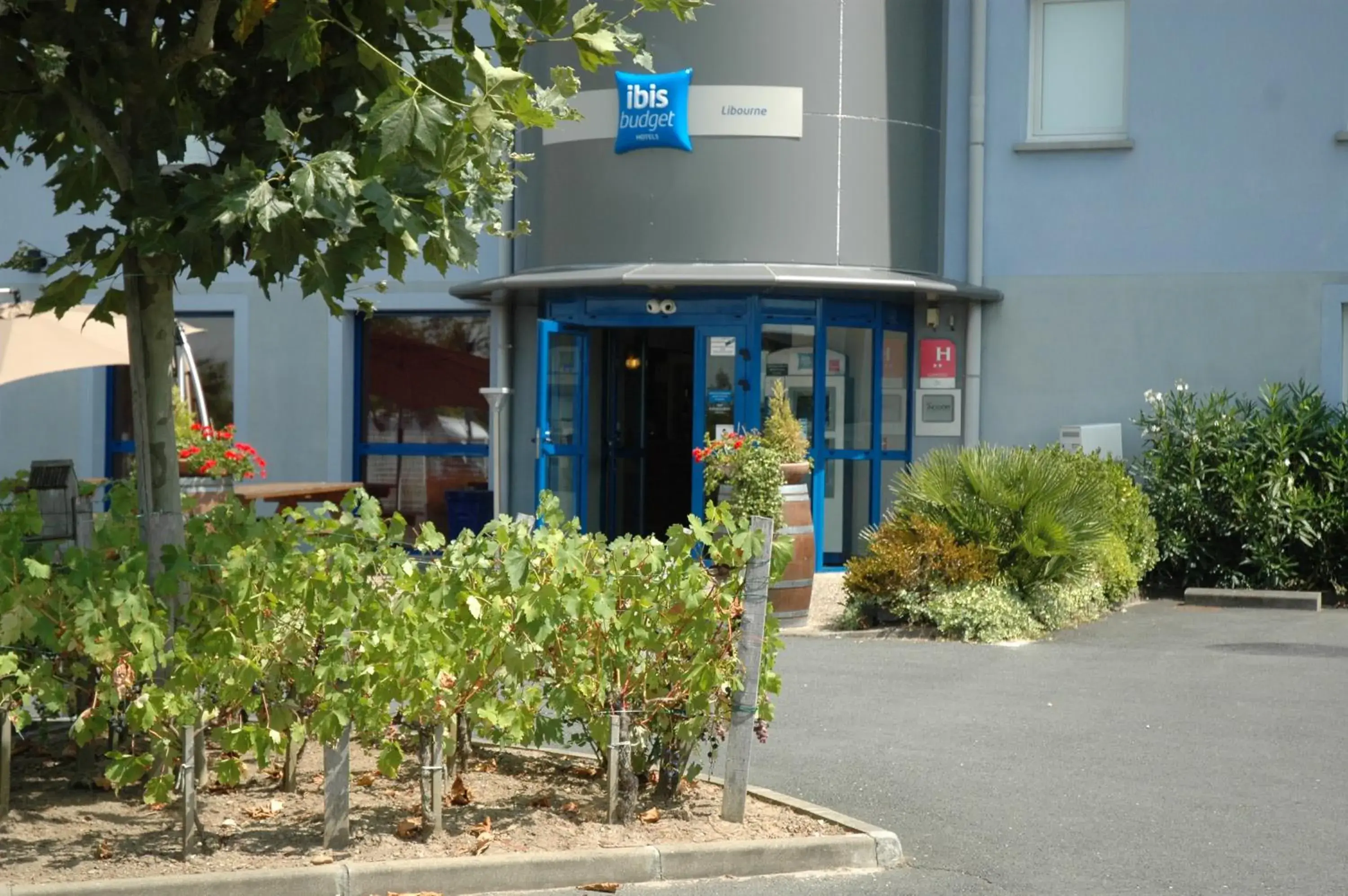 Facade/Entrance in ibis budget Libourne