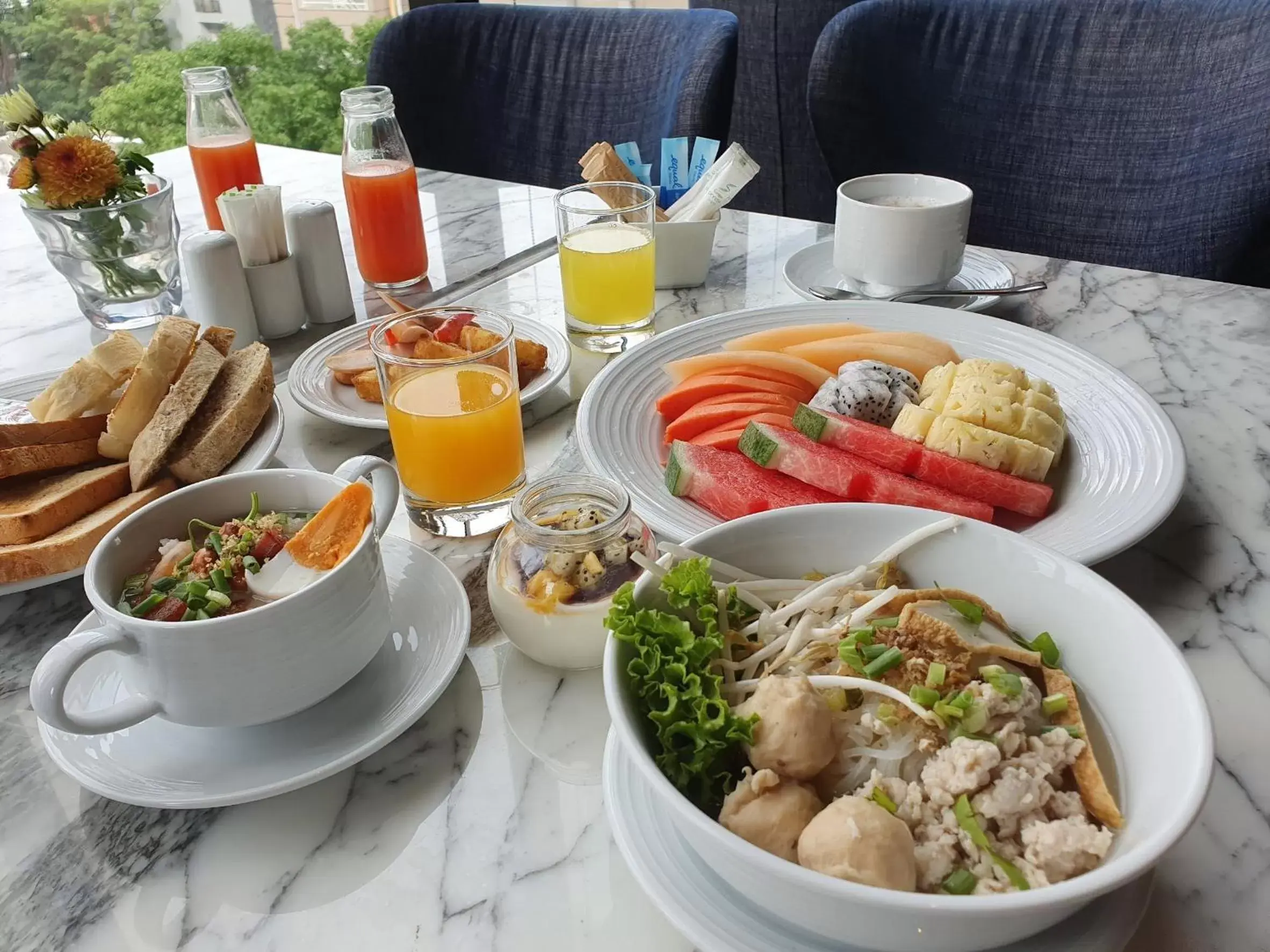 Food and drinks in SKYVIEW Hotel Bangkok - Em District