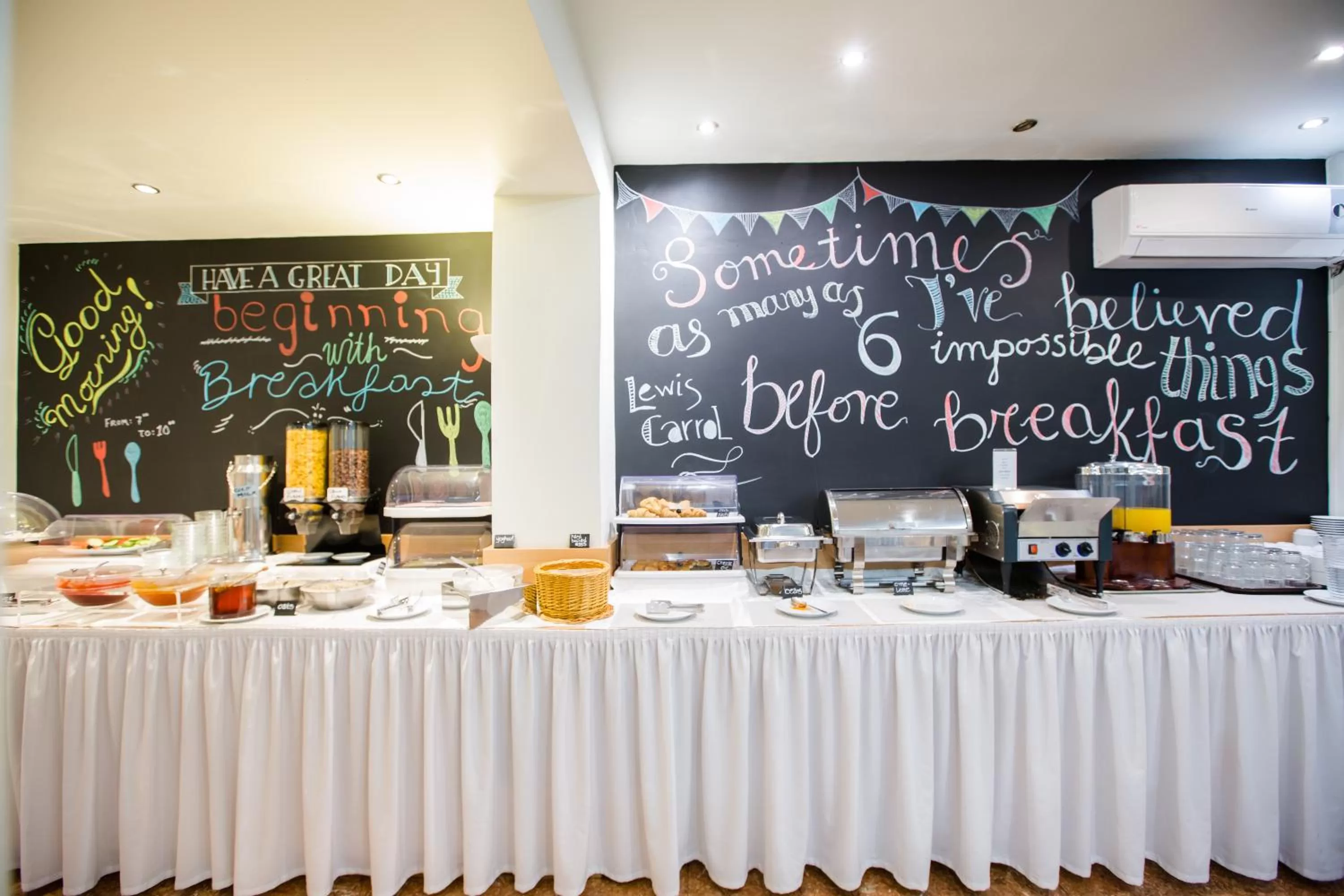 Restaurant/places to eat in Hotel Marina