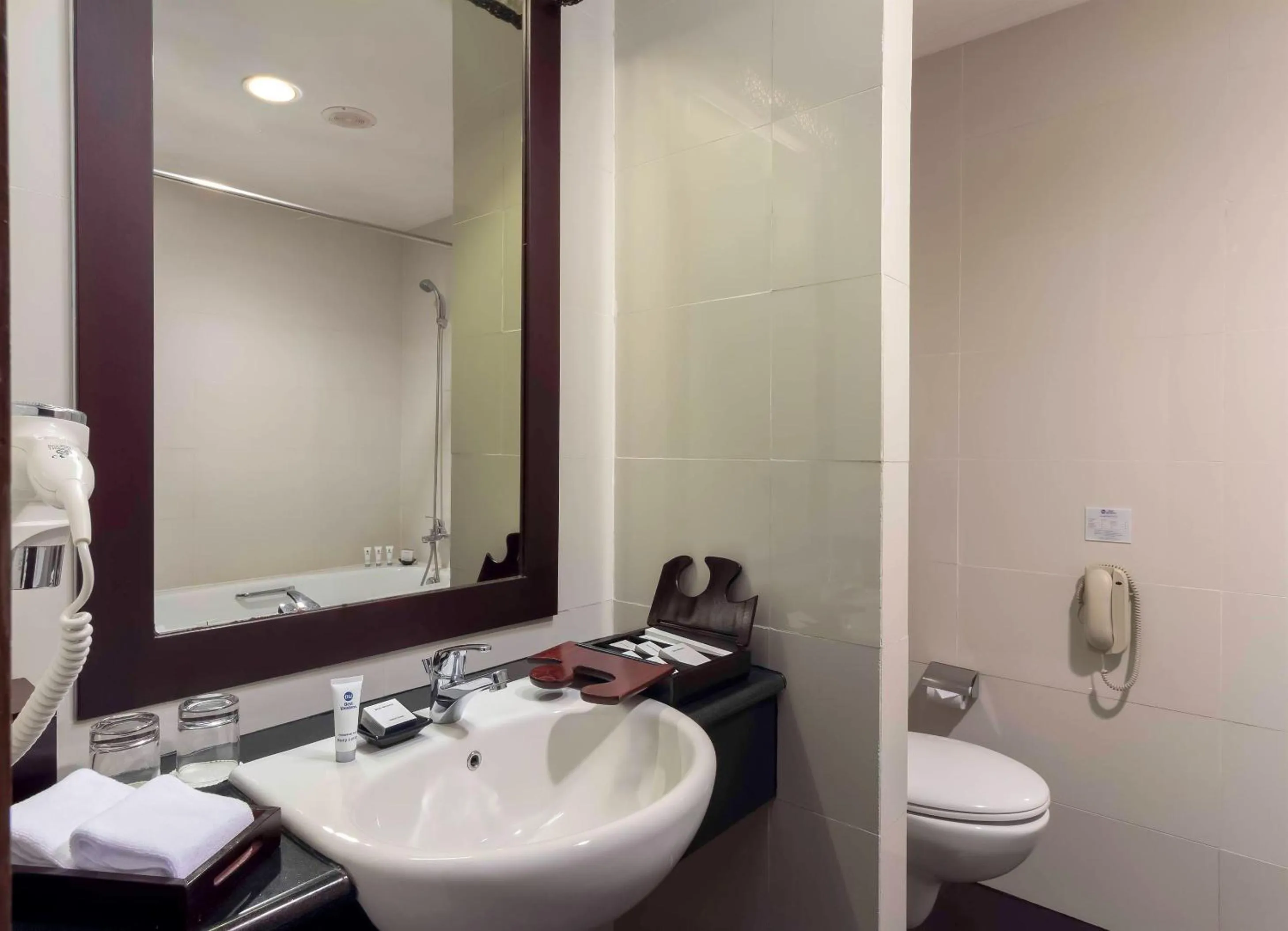 Shower in Best Western Mangga Dua Hotel & Residence