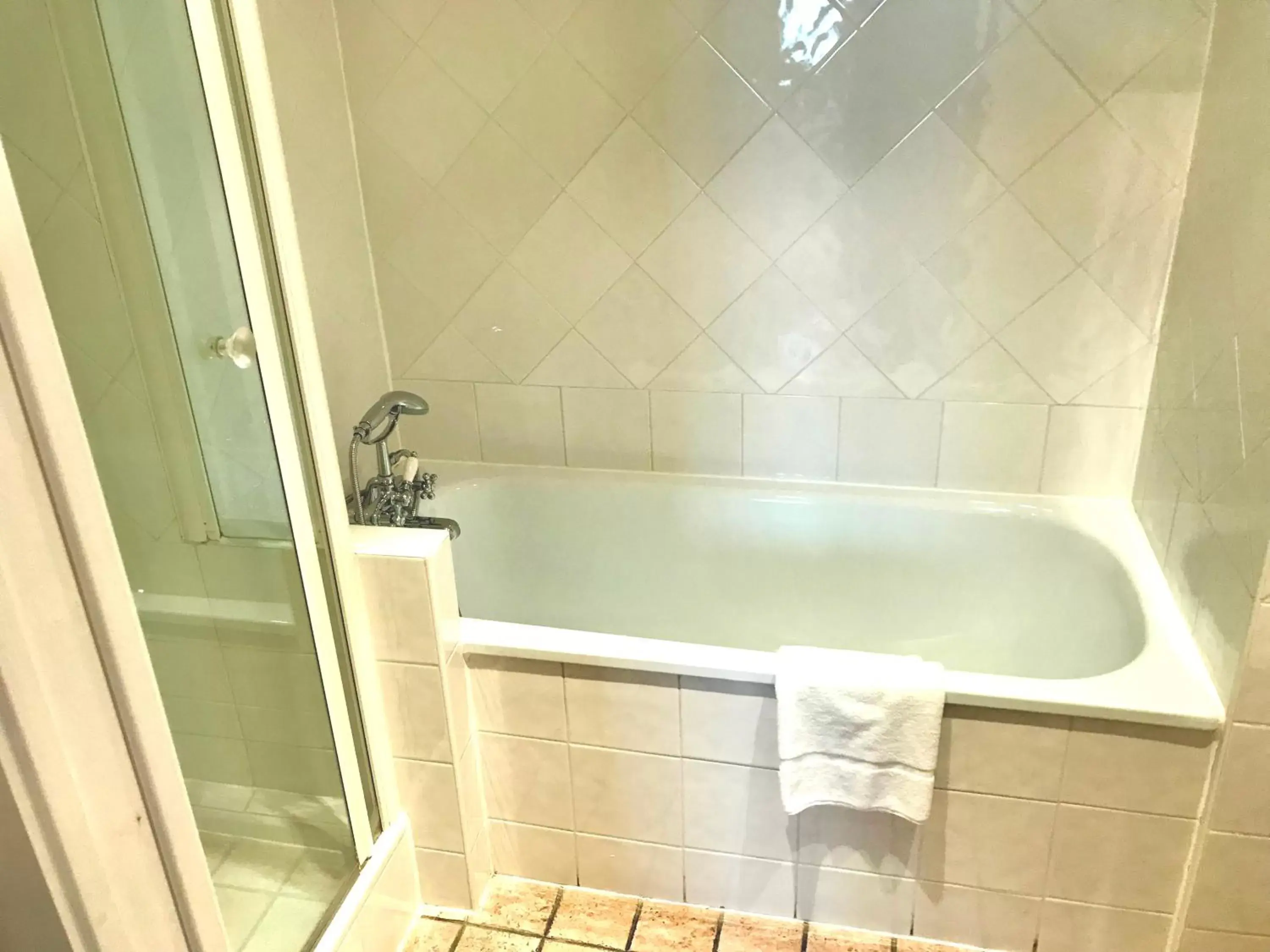 Bathroom in Avignon Grand Hotel