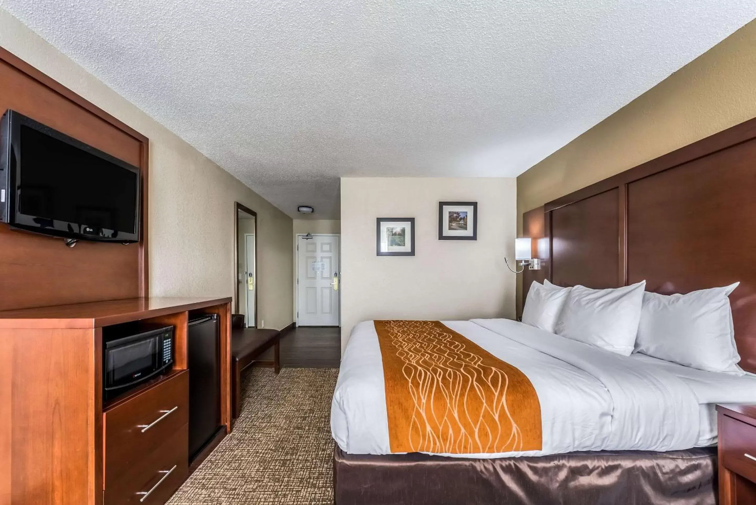 Photo of the whole room, Bed in Comfort Inn & Suites Dayton North