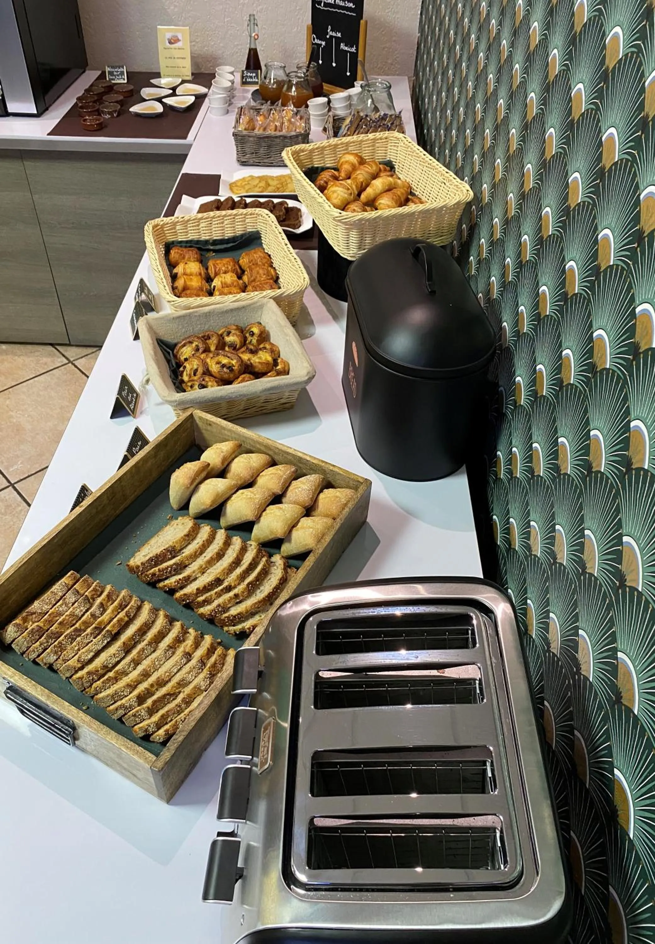 Swimming pool in Le Regina Hôtel et restaurant Canet-plage