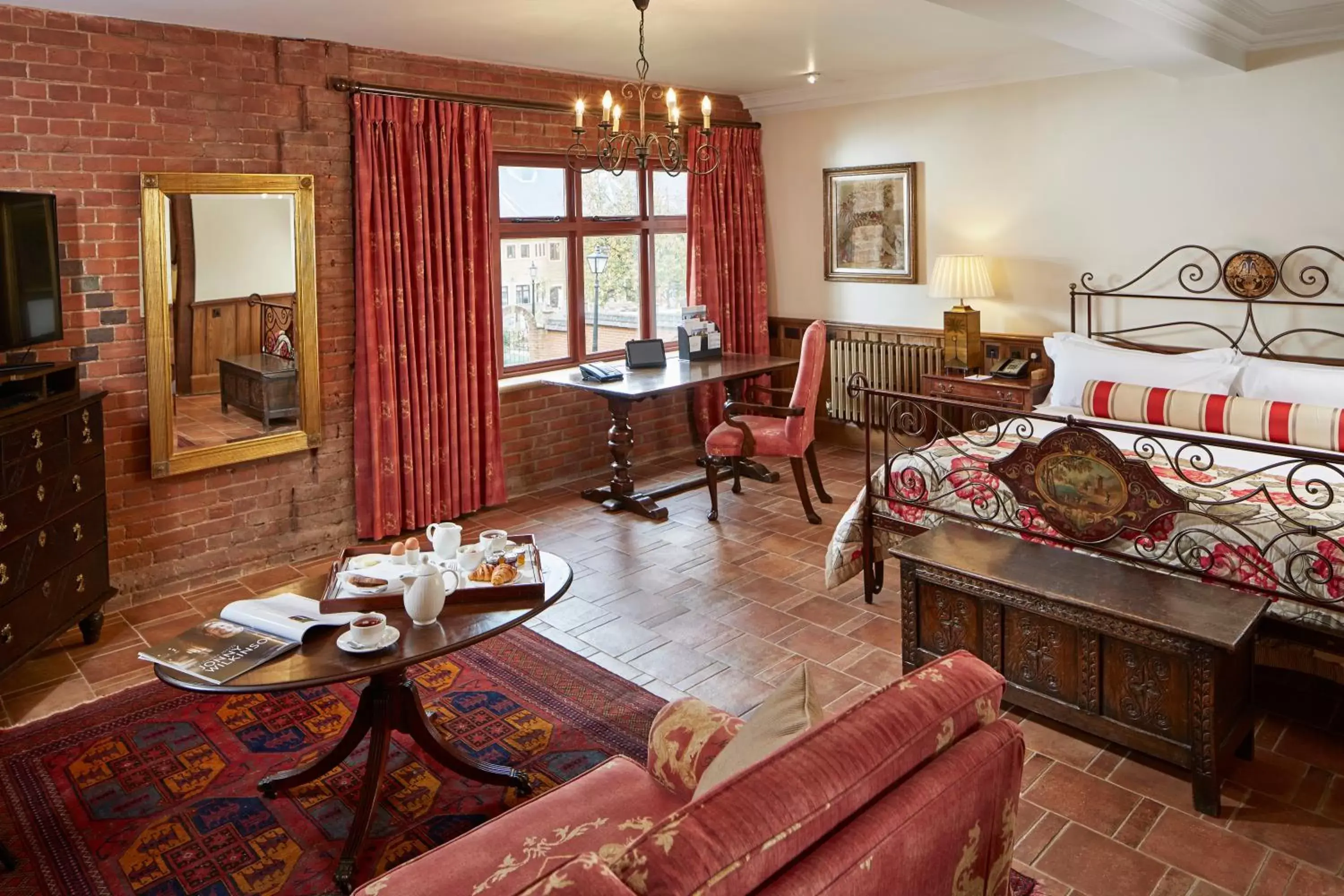 Bed, Restaurant/Places to Eat in Pennyhill Park Hotel and Spa