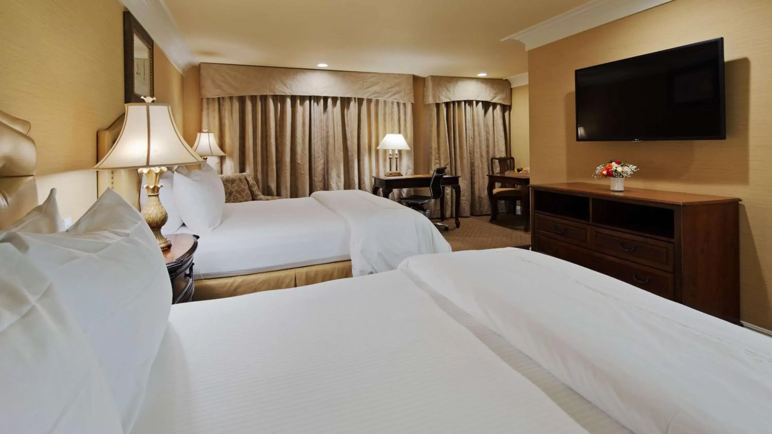 Photo of the whole room, Bed in Best Western Plus Sunset Plaza Hotel