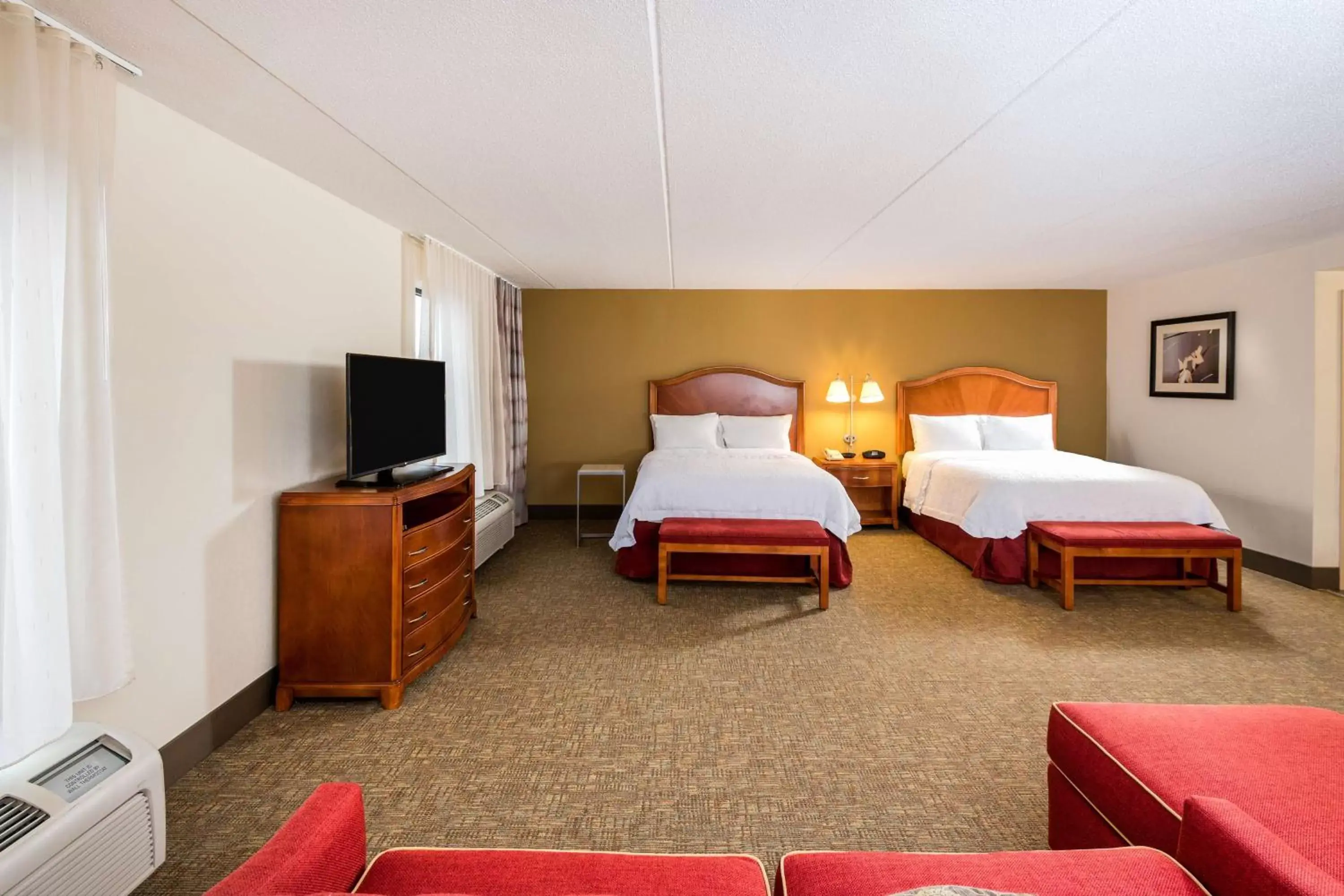 Bedroom, Bed in Hampton Inn Roanoke/Hollins - I-81