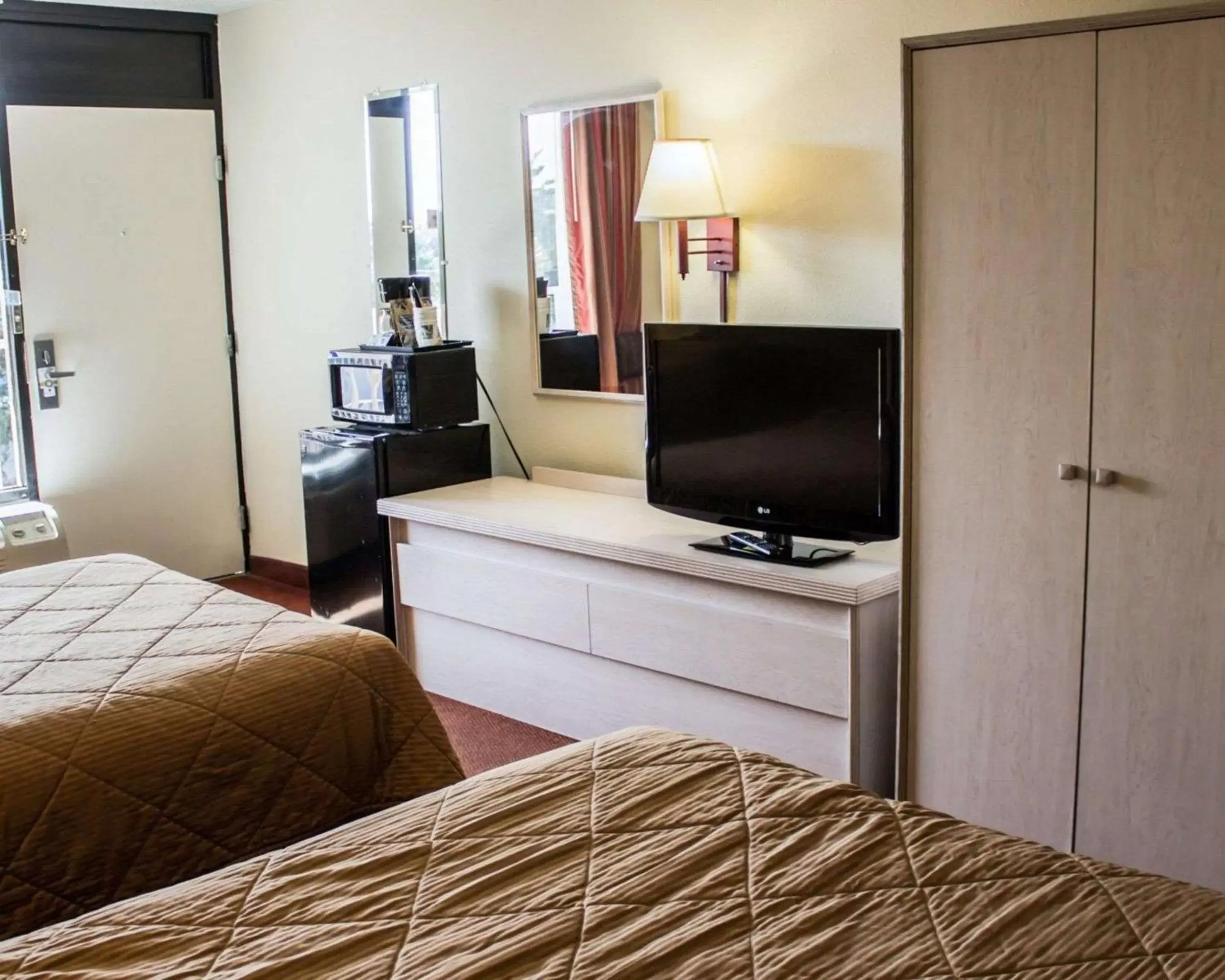 Photo of the whole room, TV/Entertainment Center in Quality Inn & Suites St Augustine Beach