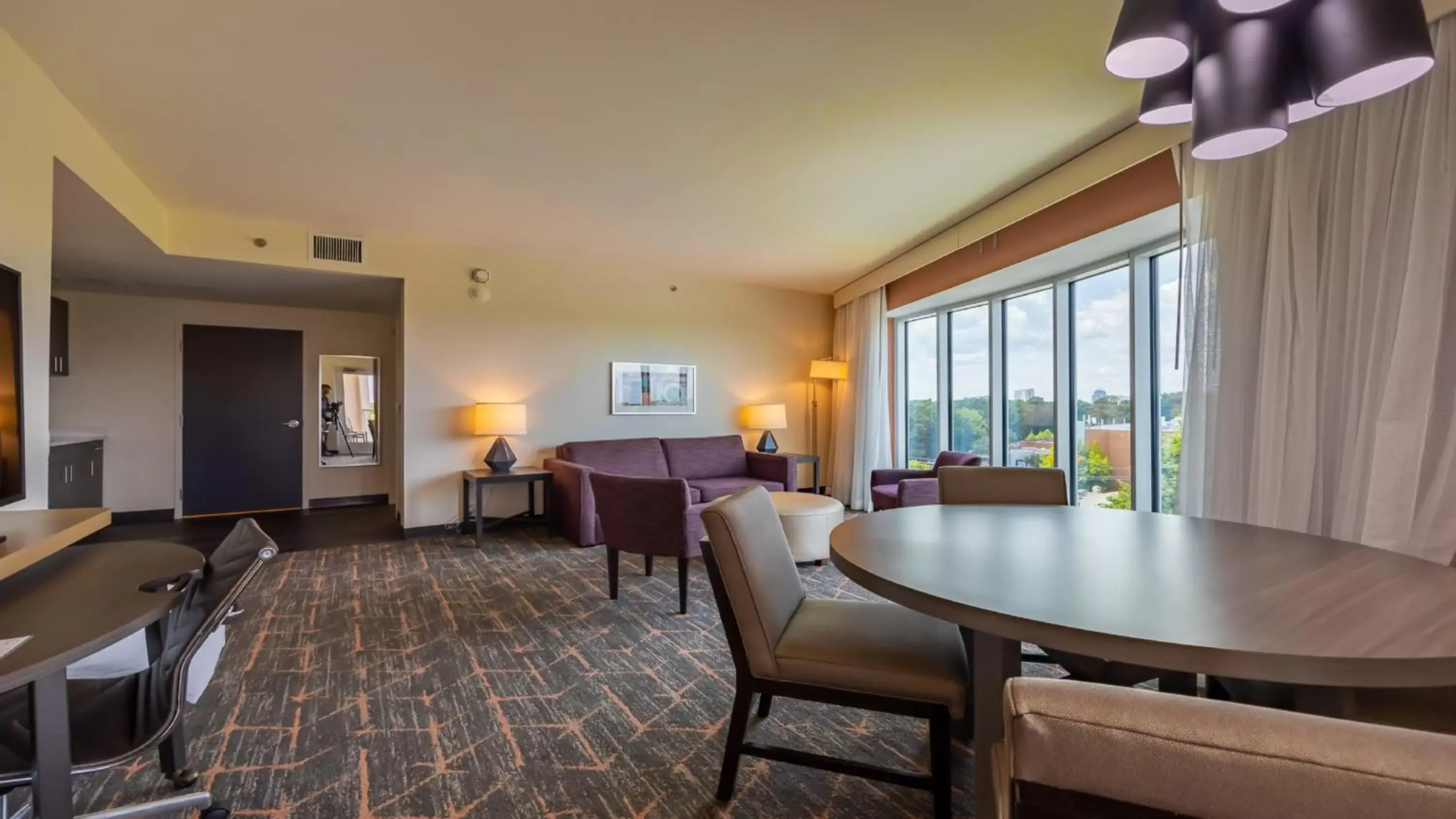 Living room in Holiday Inn & Suites Atlanta Perimeter Dunwoody, an IHG Hotel