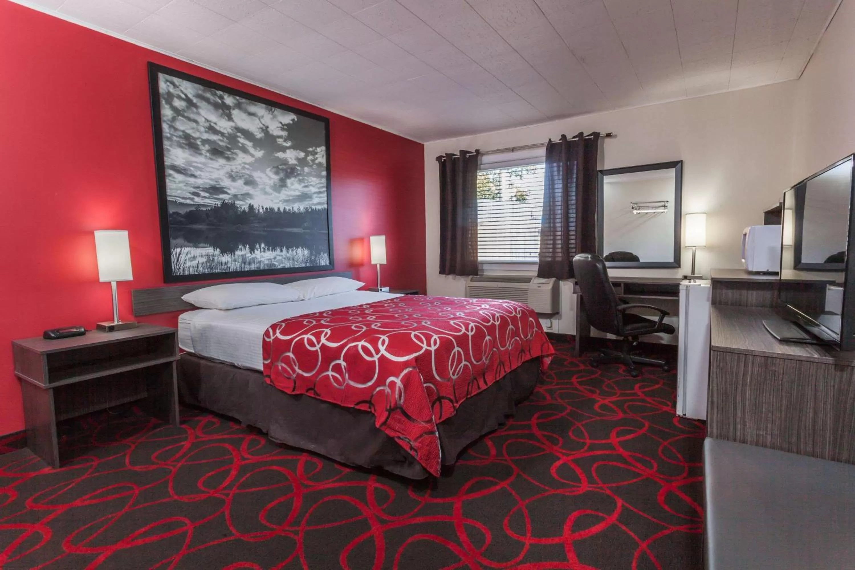 Photo of the whole room, Bed in Super 8 by Wyndham Kirkland Lake