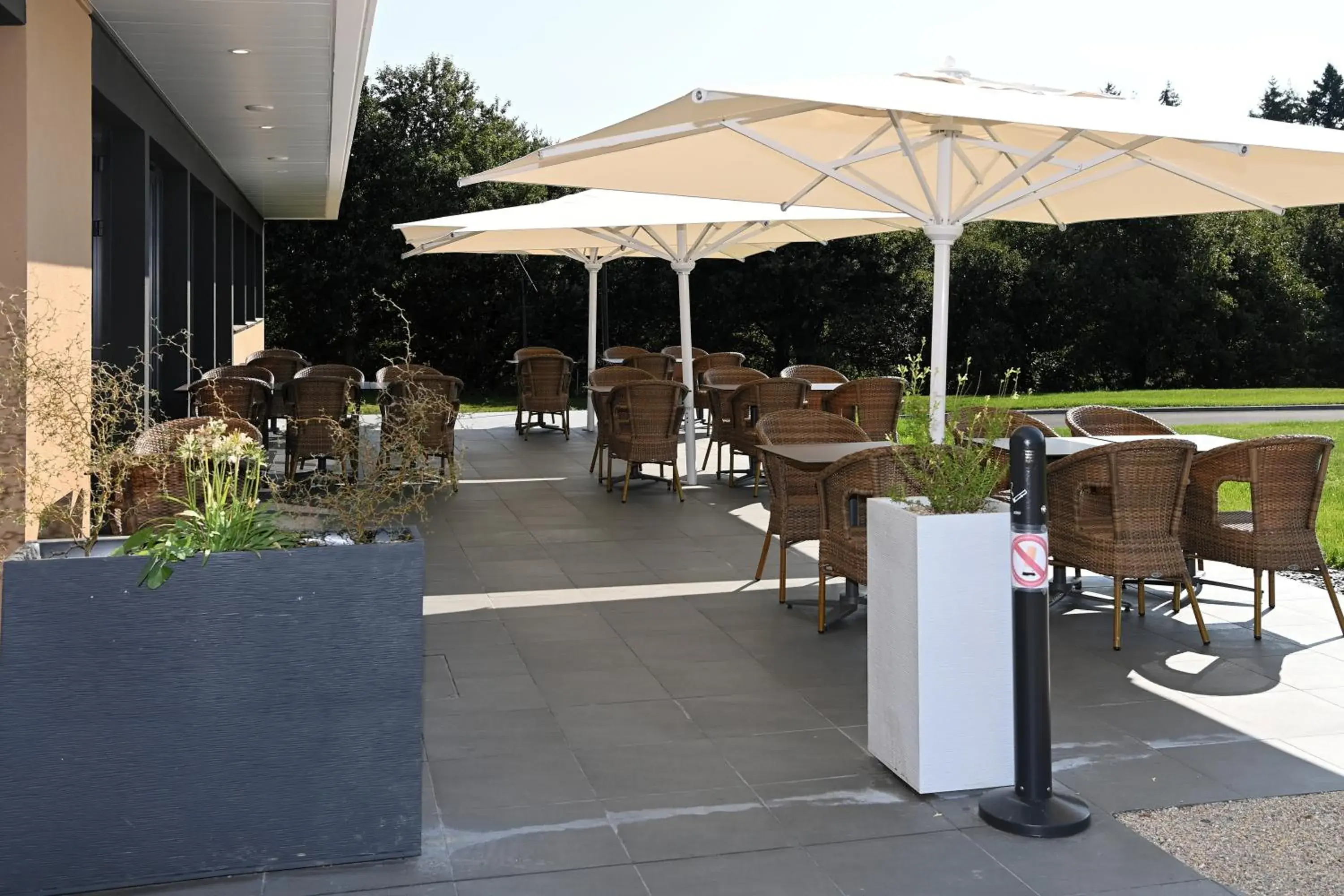 Patio, Restaurant/Places to Eat in Brit Hotel Ploermel - Hotel de l'Hippodrome