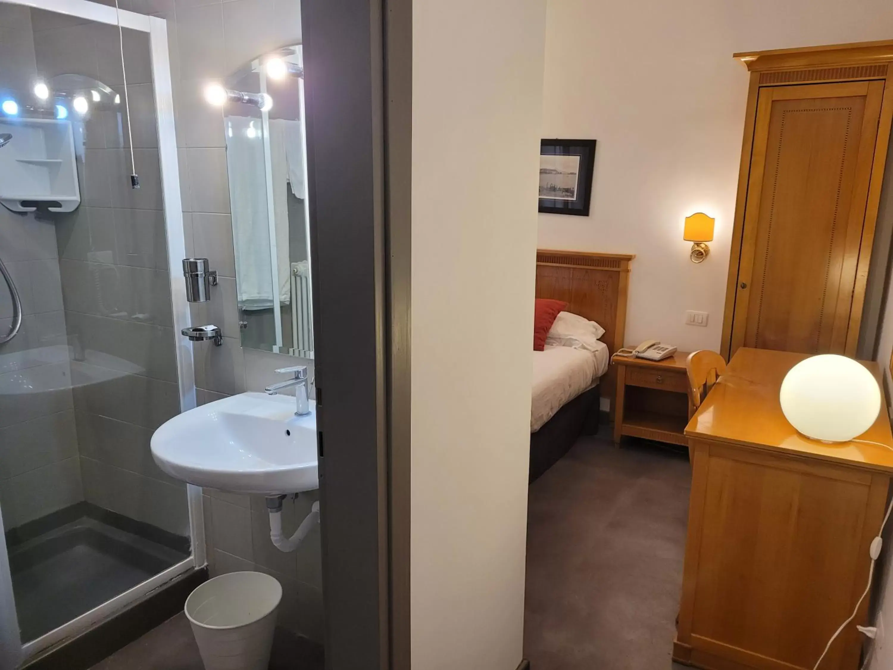 Bed, Bathroom in Hotel del Real Orto Botanico