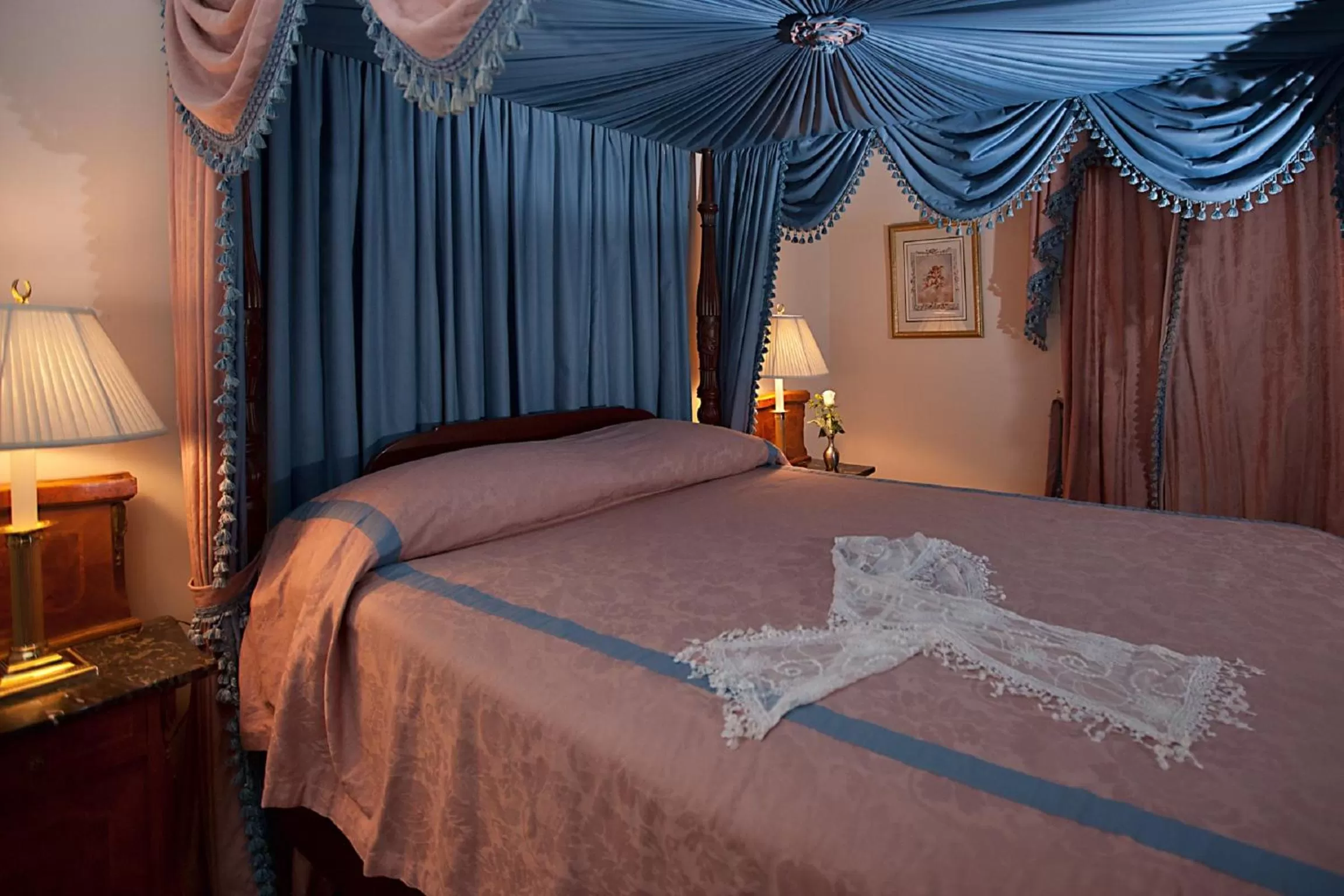 Bedroom, Bed in Monmouth Historic Inn