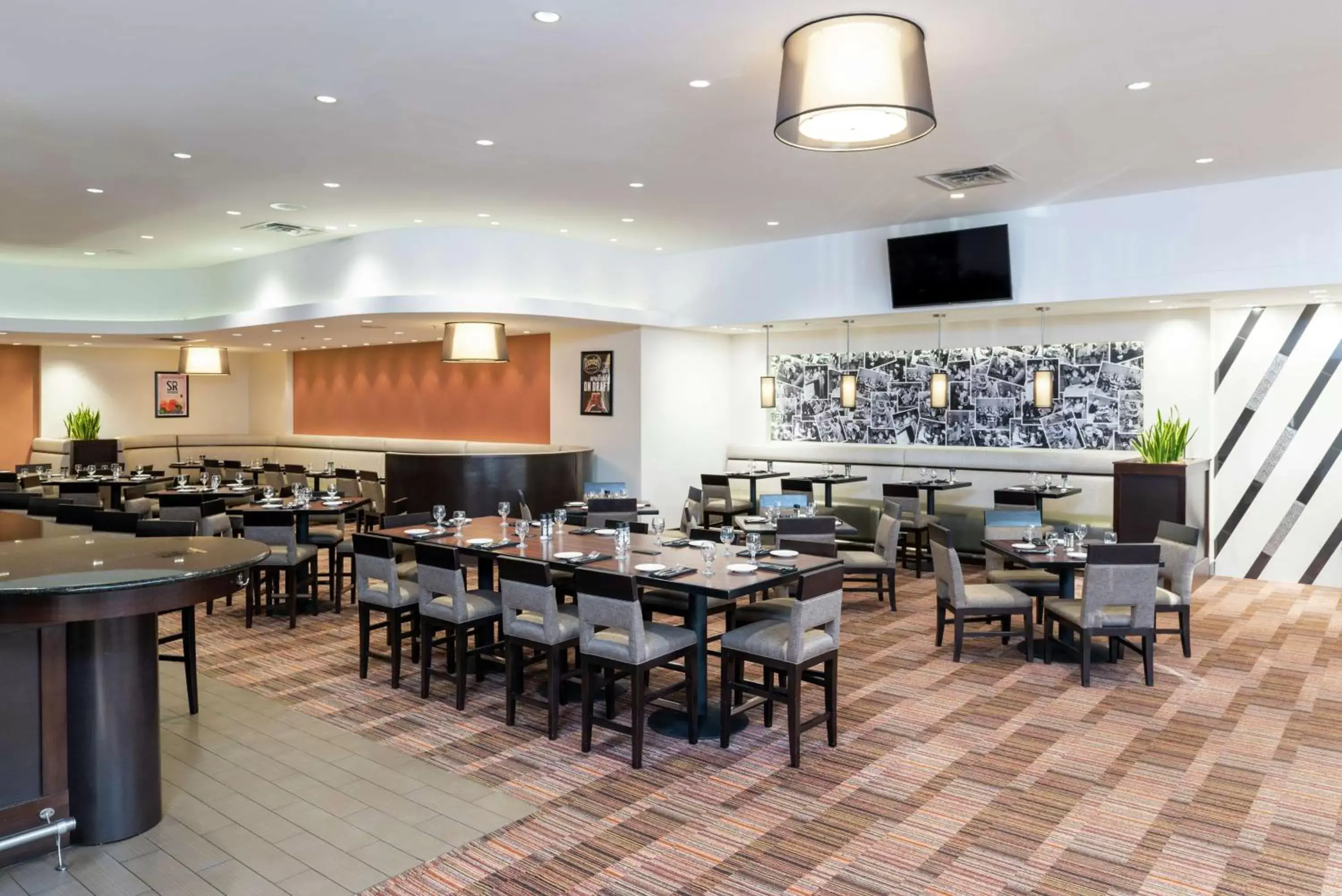 Restaurant/Places to Eat in DoubleTree by Hilton Hotel Grand Rapids Airport