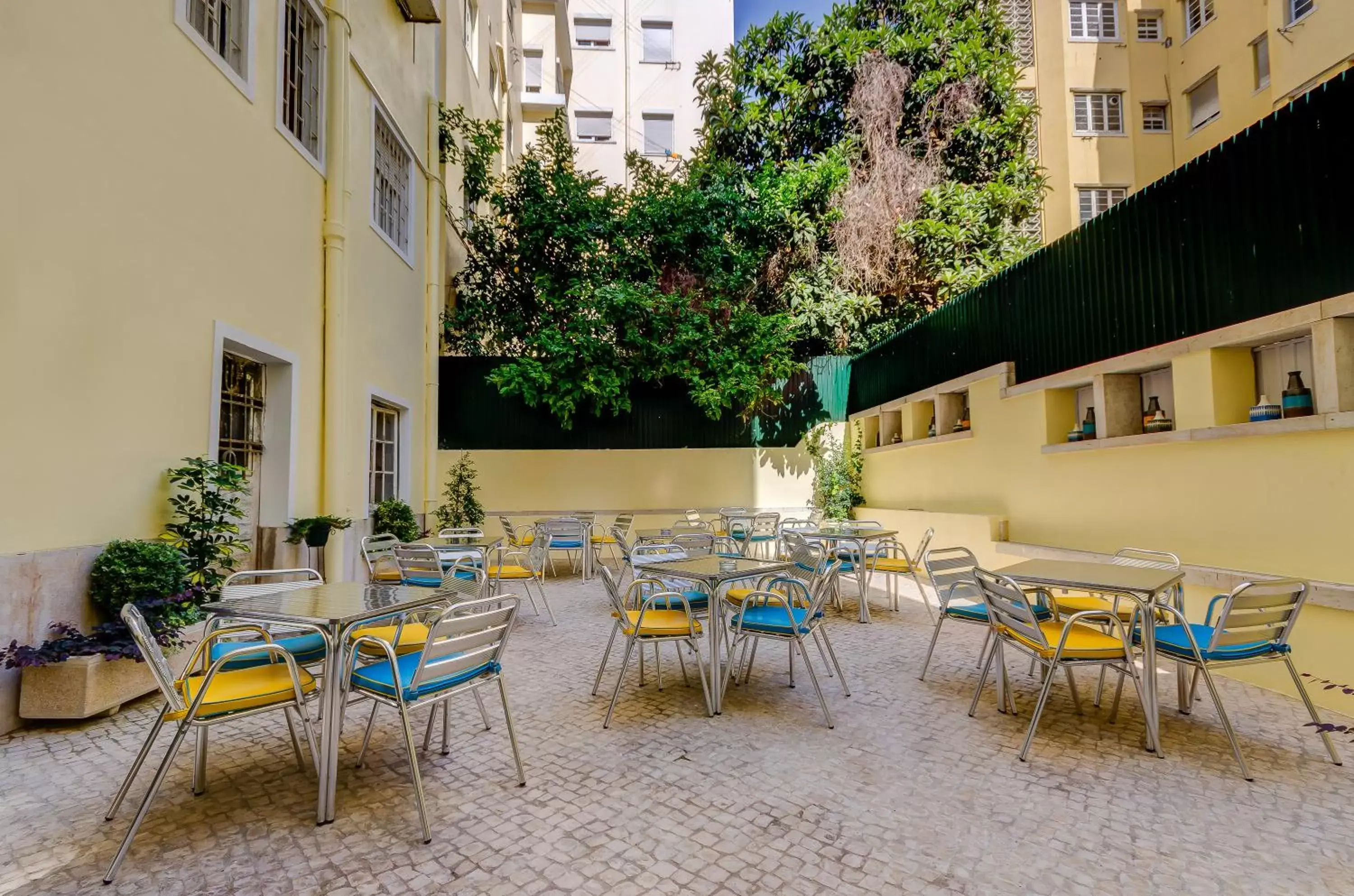 Patio, Restaurant/Places to Eat in Hotel Avenida Park