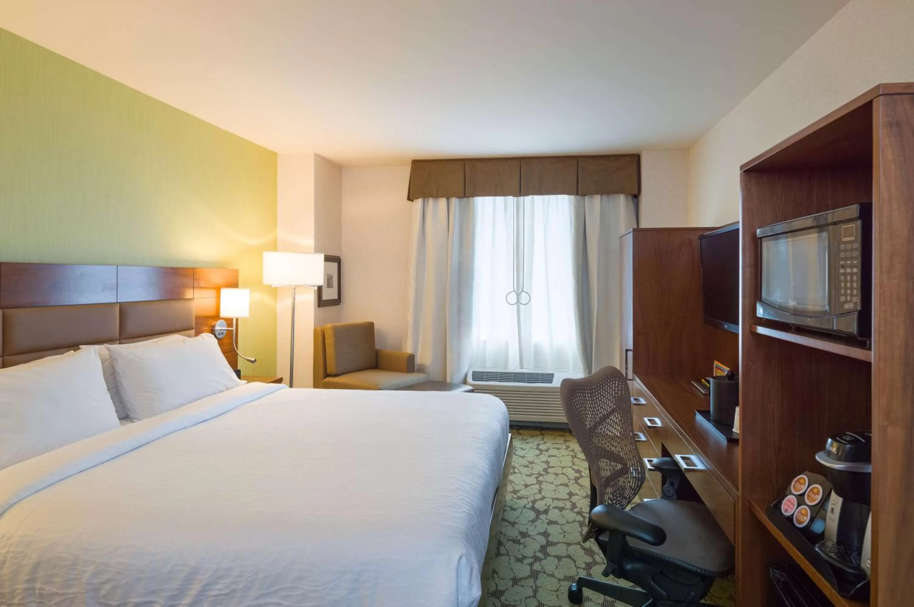 Bedroom, Bed in Hilton Garden Inn New York Manhattan Midtown East