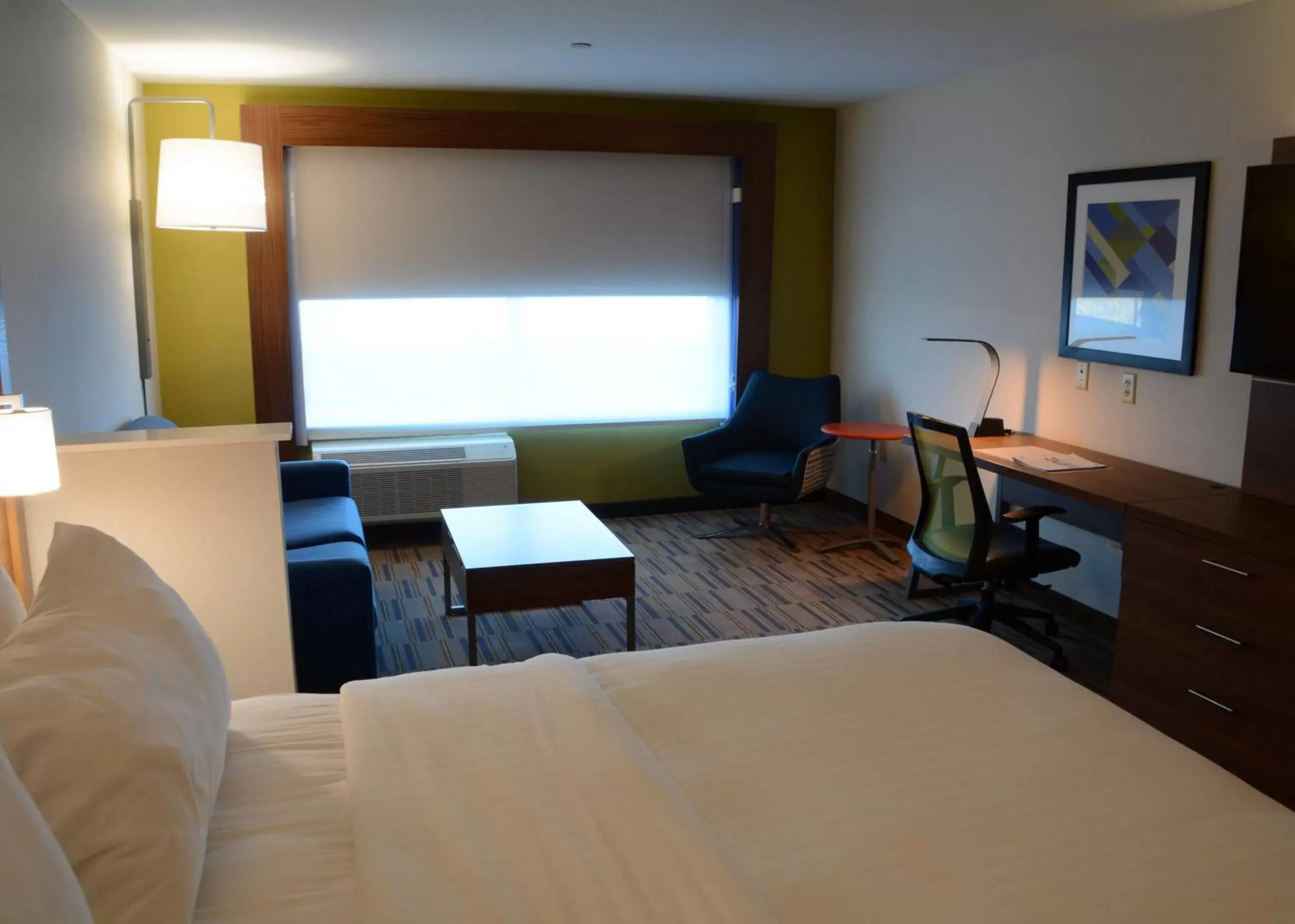 Photo of the whole room, Bed in Holiday Inn Express & Suites - Pittsburgh - Monroeville, an IHG Hotel