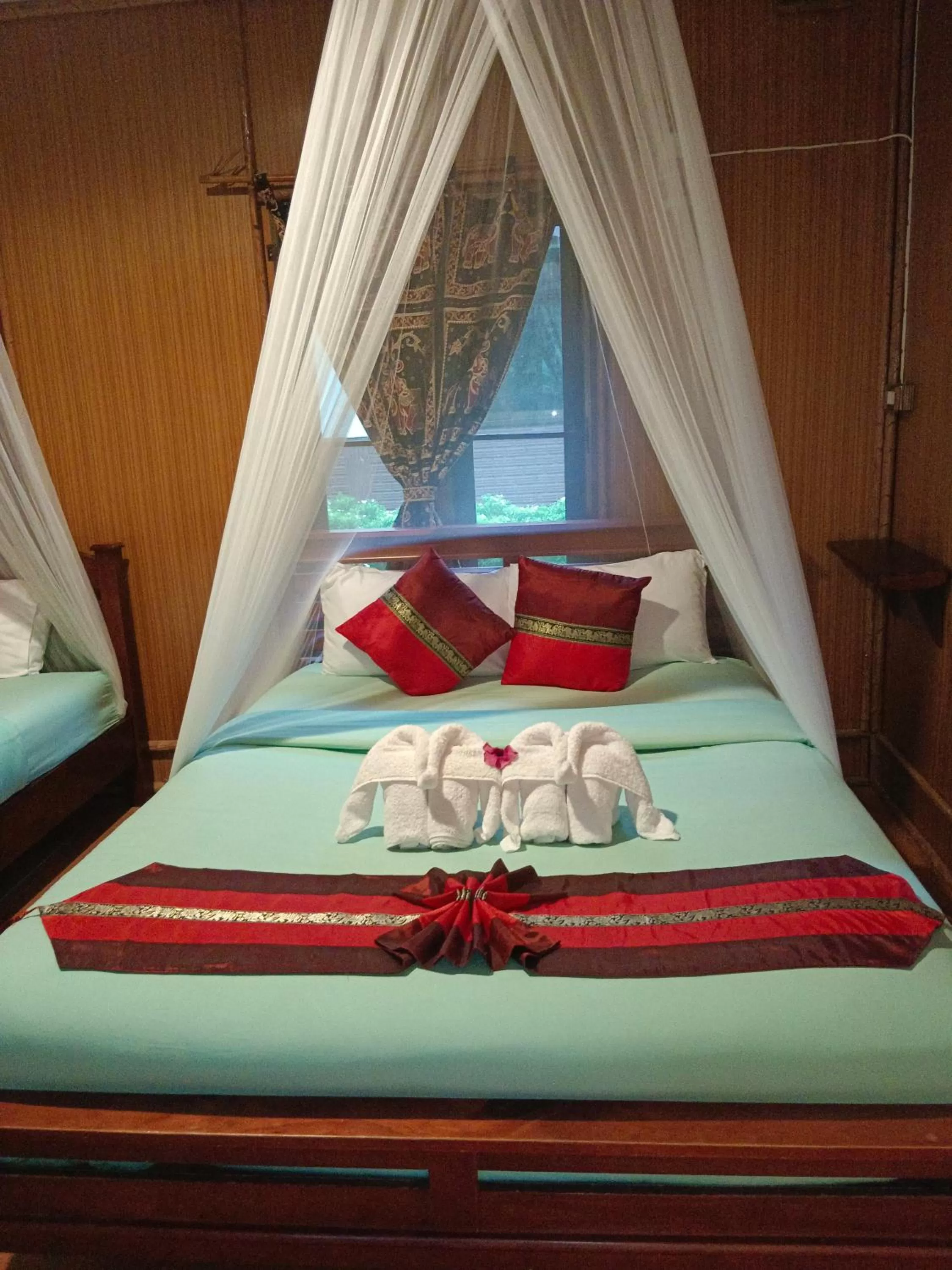 Bed in Khao Sok River & Jungle Resort