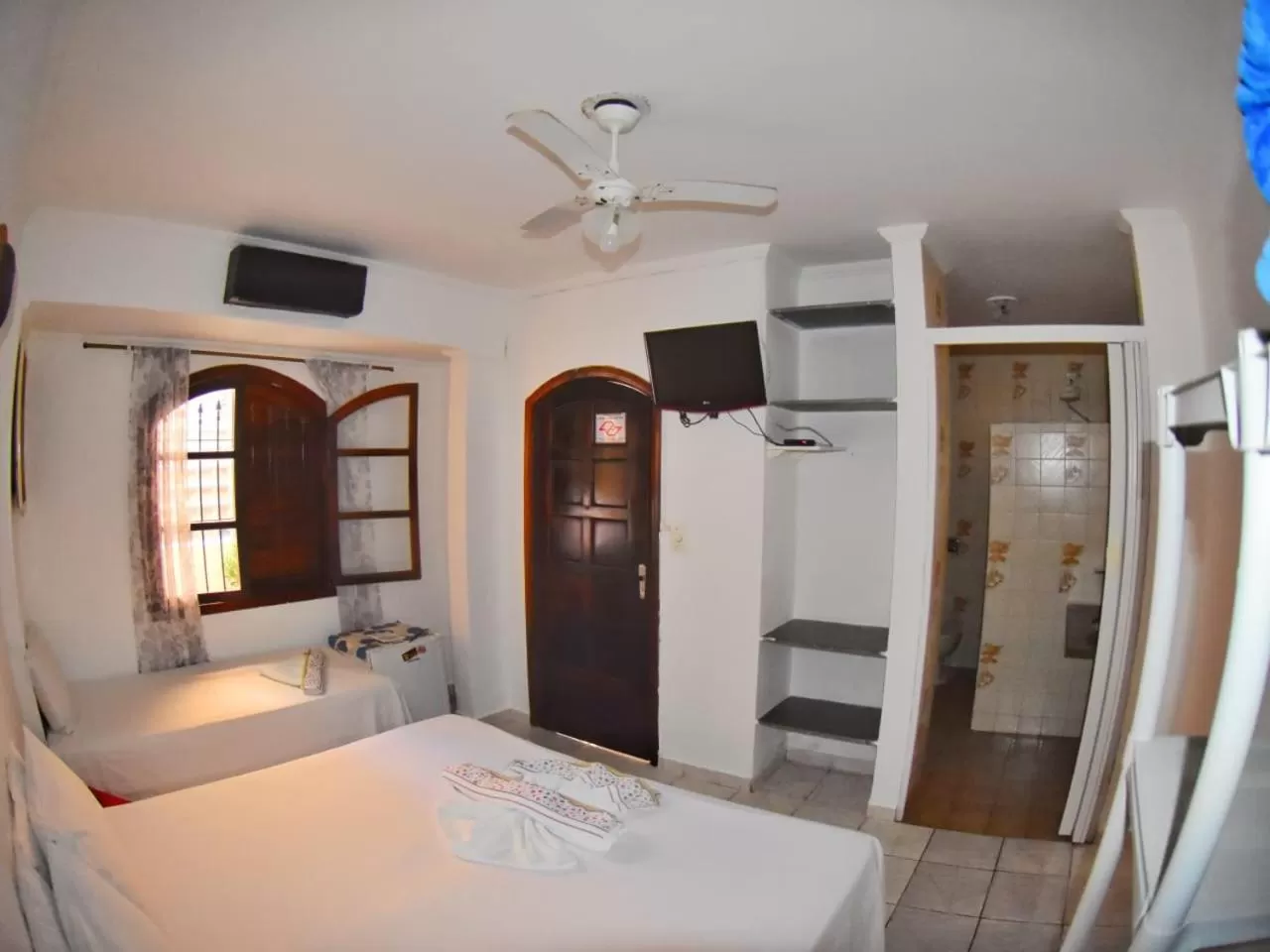 Shower, Bed in Pousada Praia do Tombo