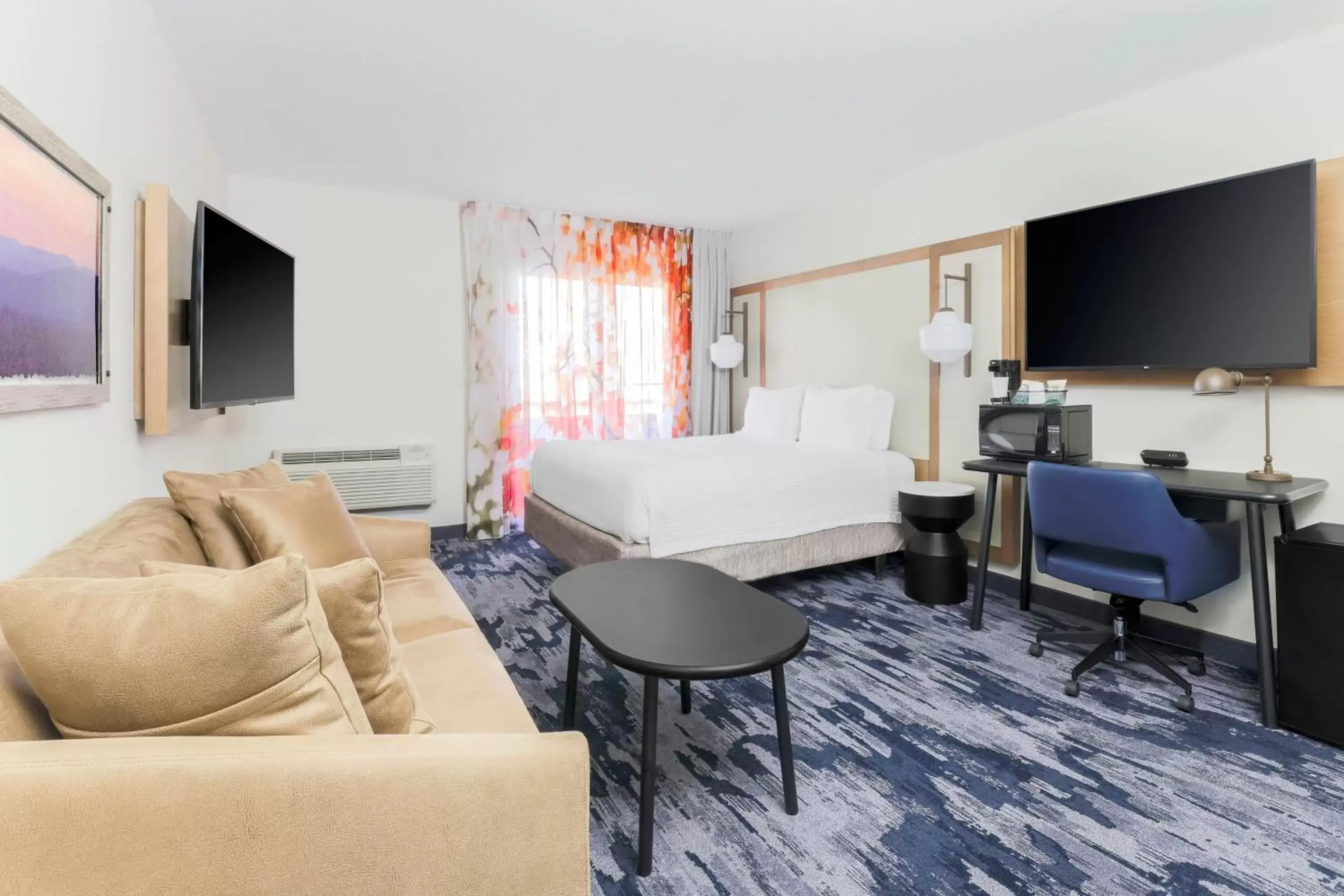 Photo of the whole room, Seating Area in Fairfield Inn and Suites by Marriott San Jose Airport