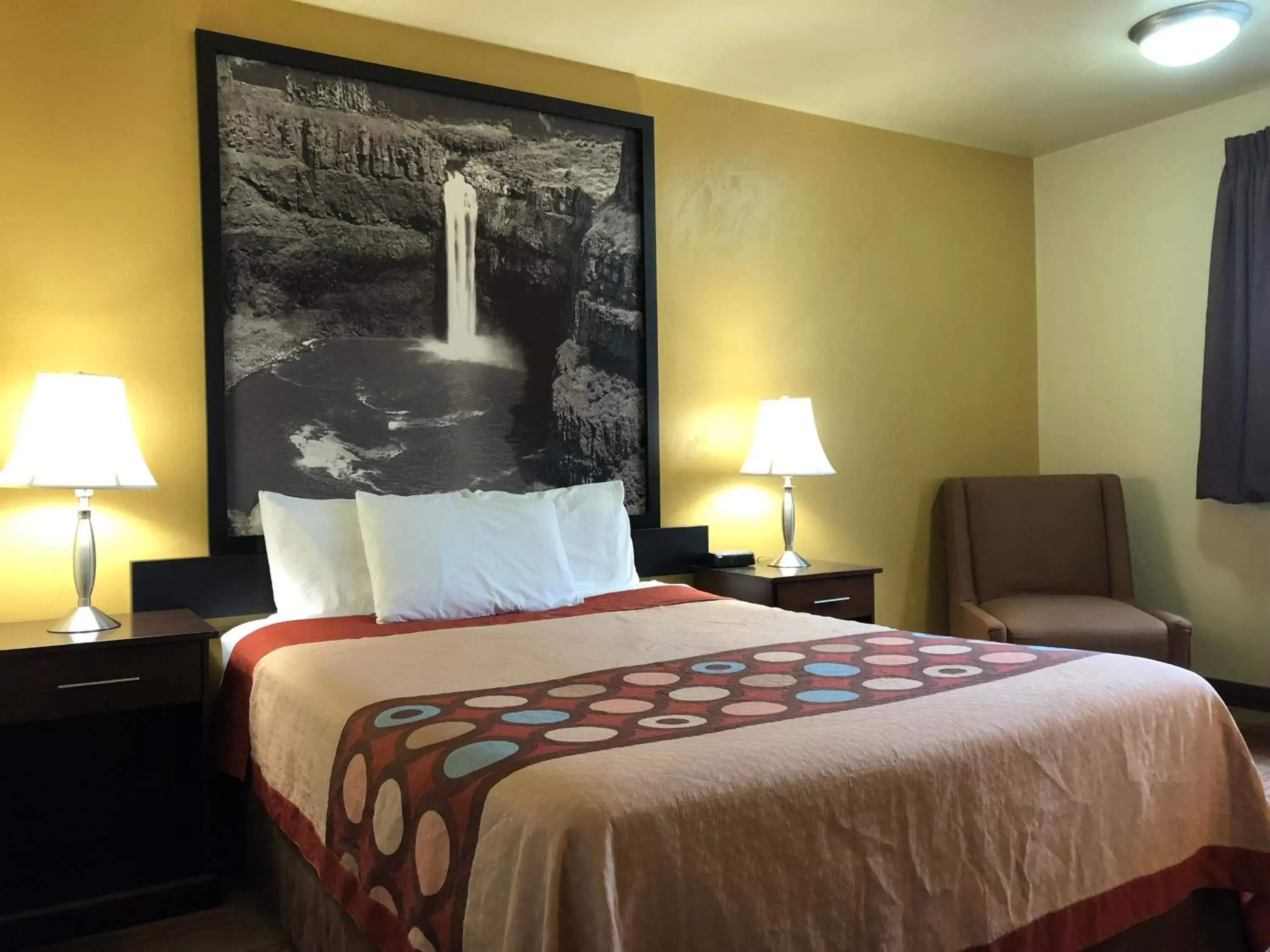 Bedroom, Bed in Super 8 by Wyndham Kennewick