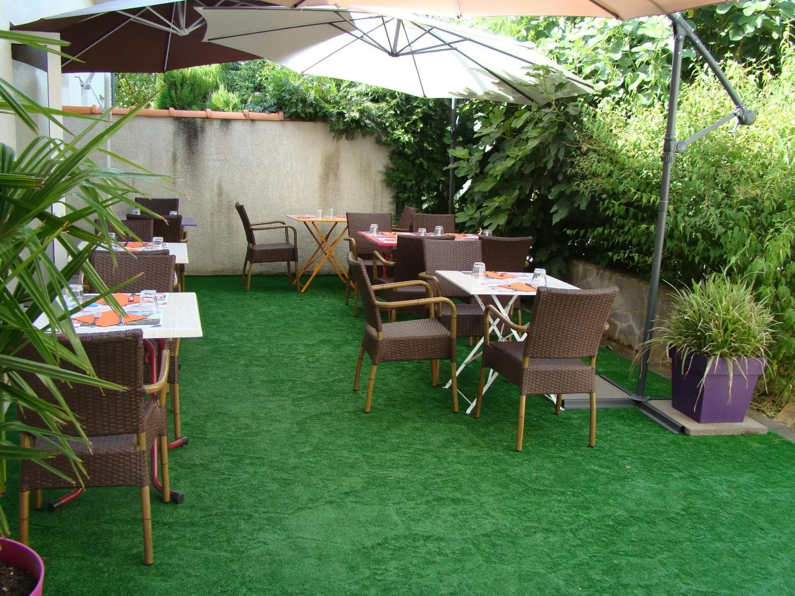 Patio in LOGIS Hôtel Le Moulin Des Gardelles