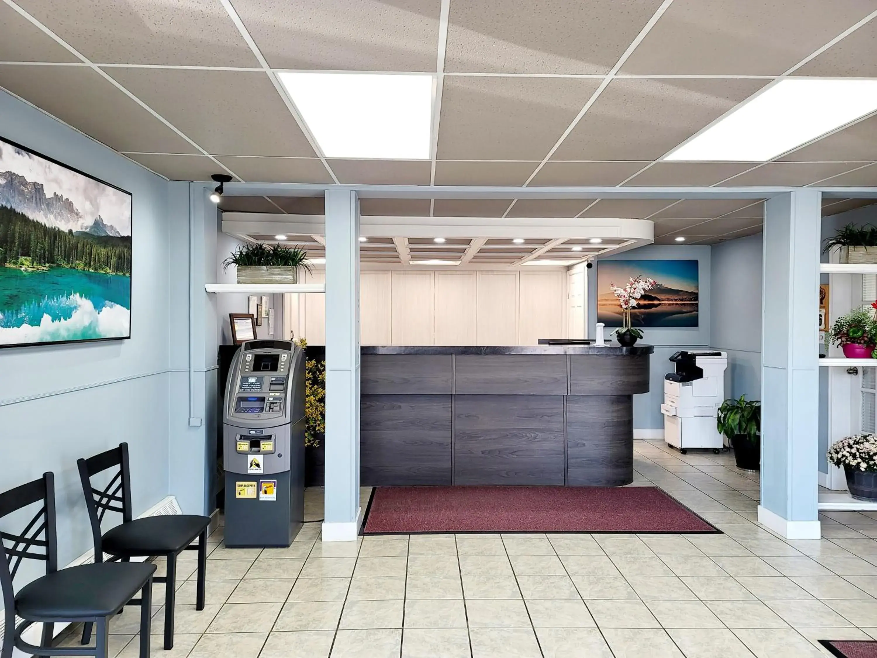 Lobby or reception, Kitchen/Kitchenette in Canadian Motor Inn