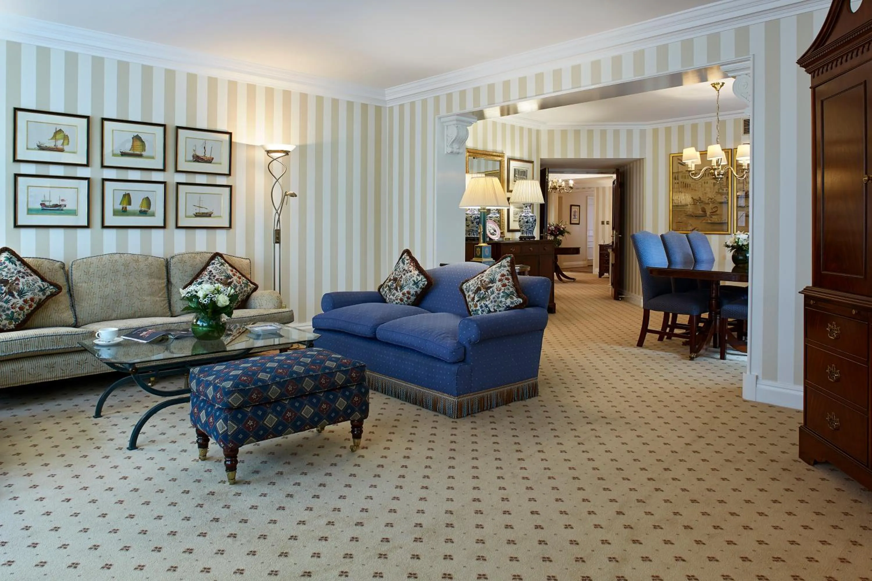 Living room in Cheval Thorney Court at Hyde Park