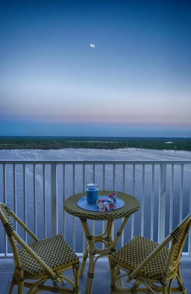 Sunset in Penthouse Close to Disney area and Malls water view