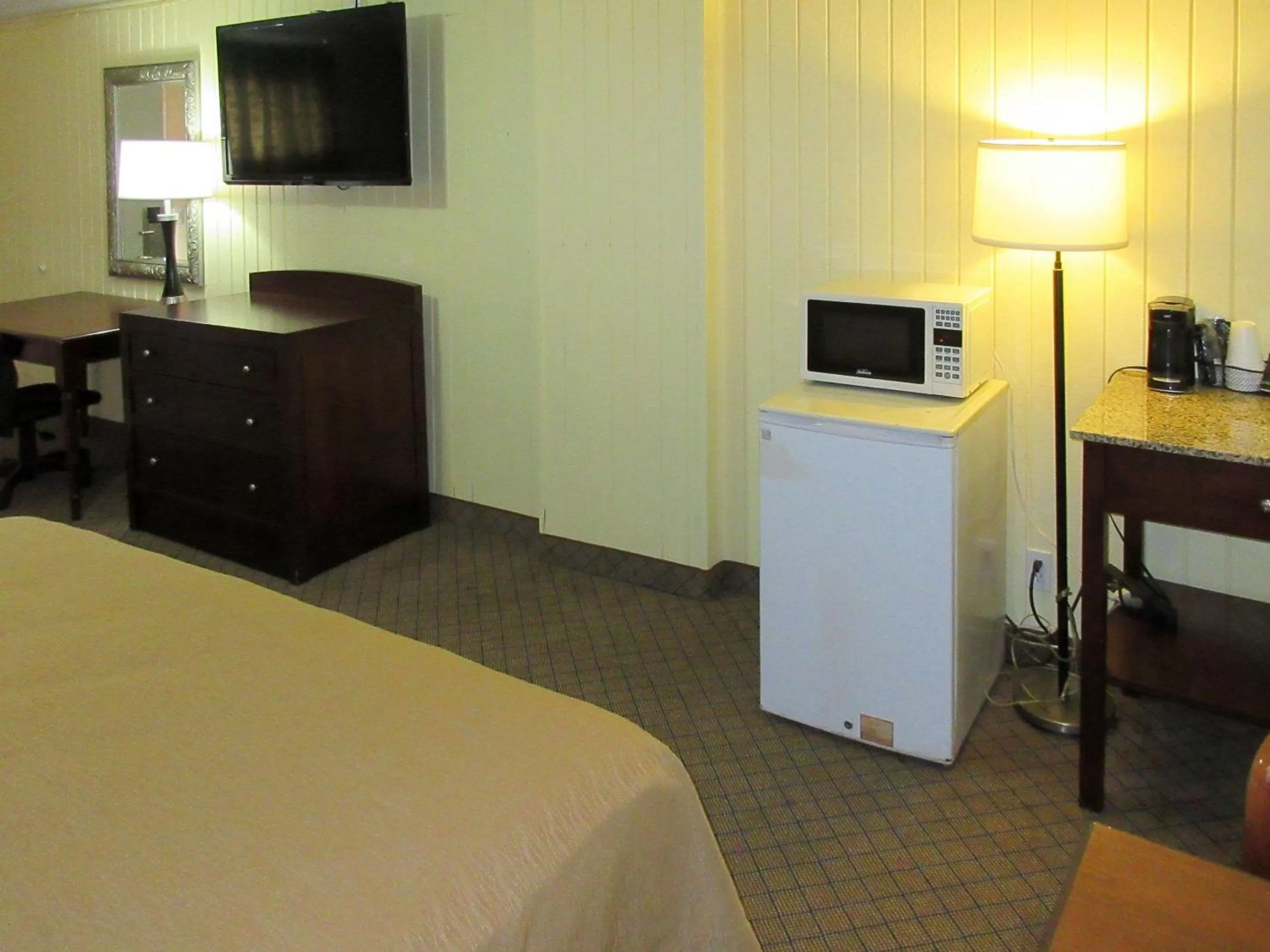 Photo of the whole room, Bed in Rodeway Inn Kansas City Downtown Area