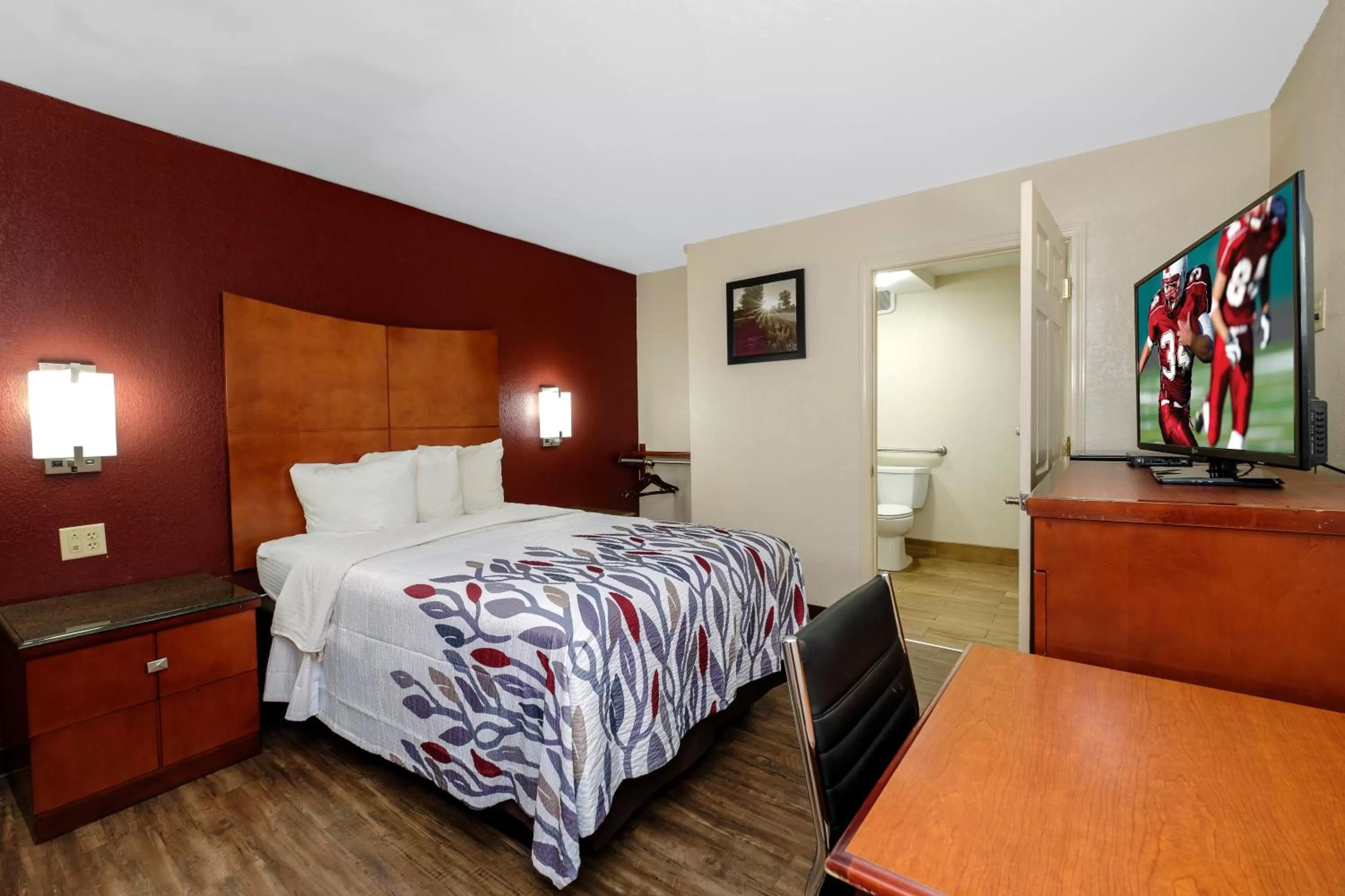 Photo of the whole room, Bed in Red Roof Inn Columbus, MS