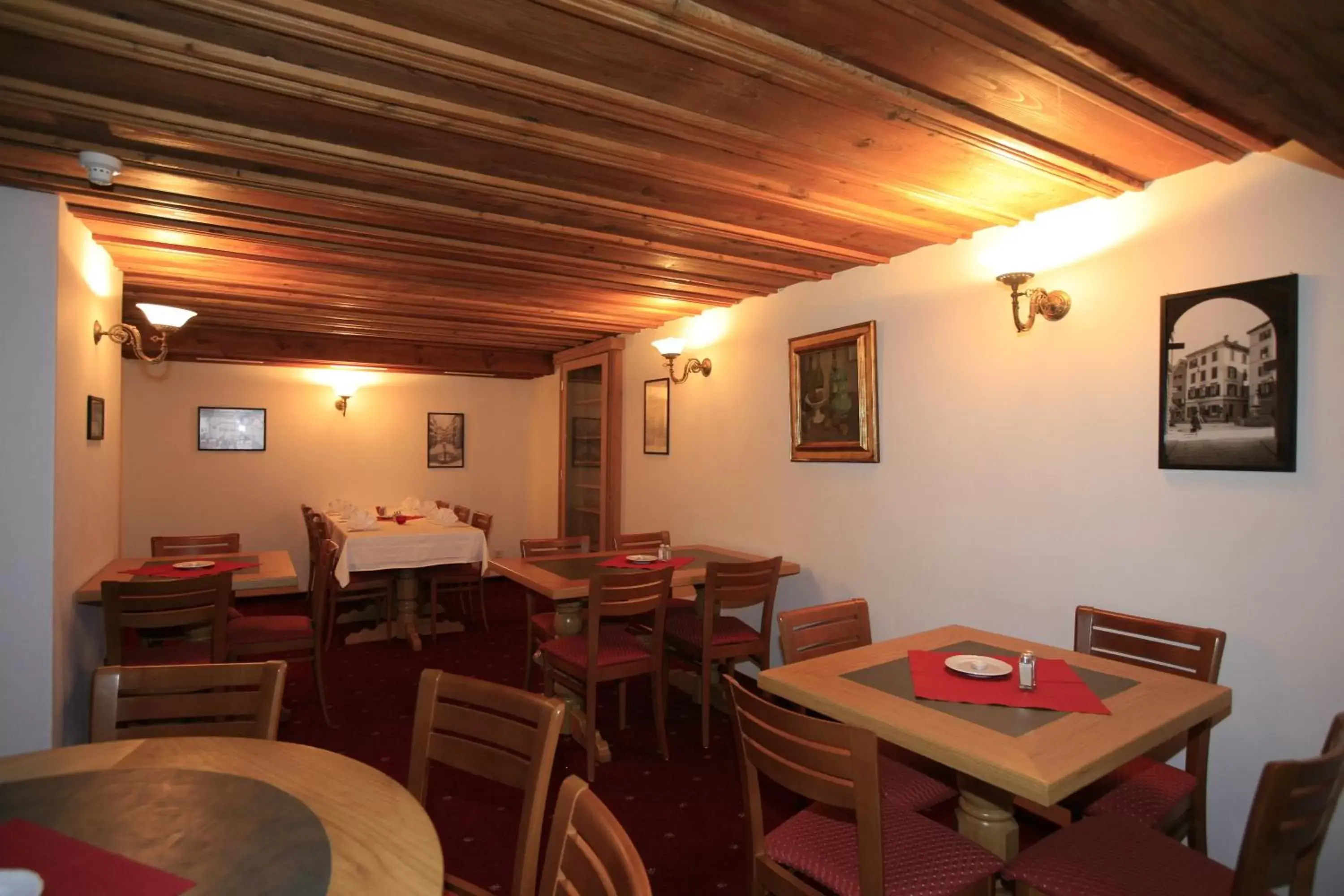 Lounge or bar, Restaurant/Places to Eat in Hotel Franziskaner