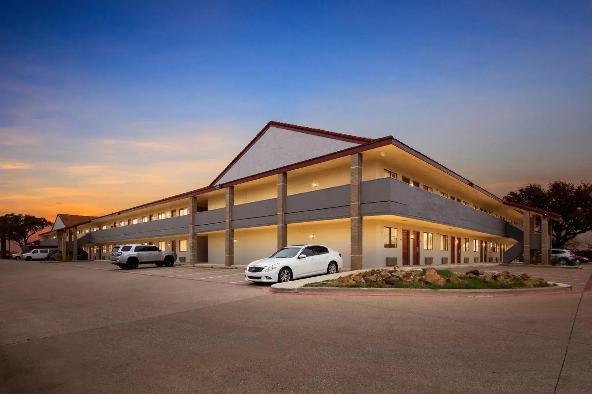 Property Building in Red Roof Inn & Suites Irving - DFW Airport South