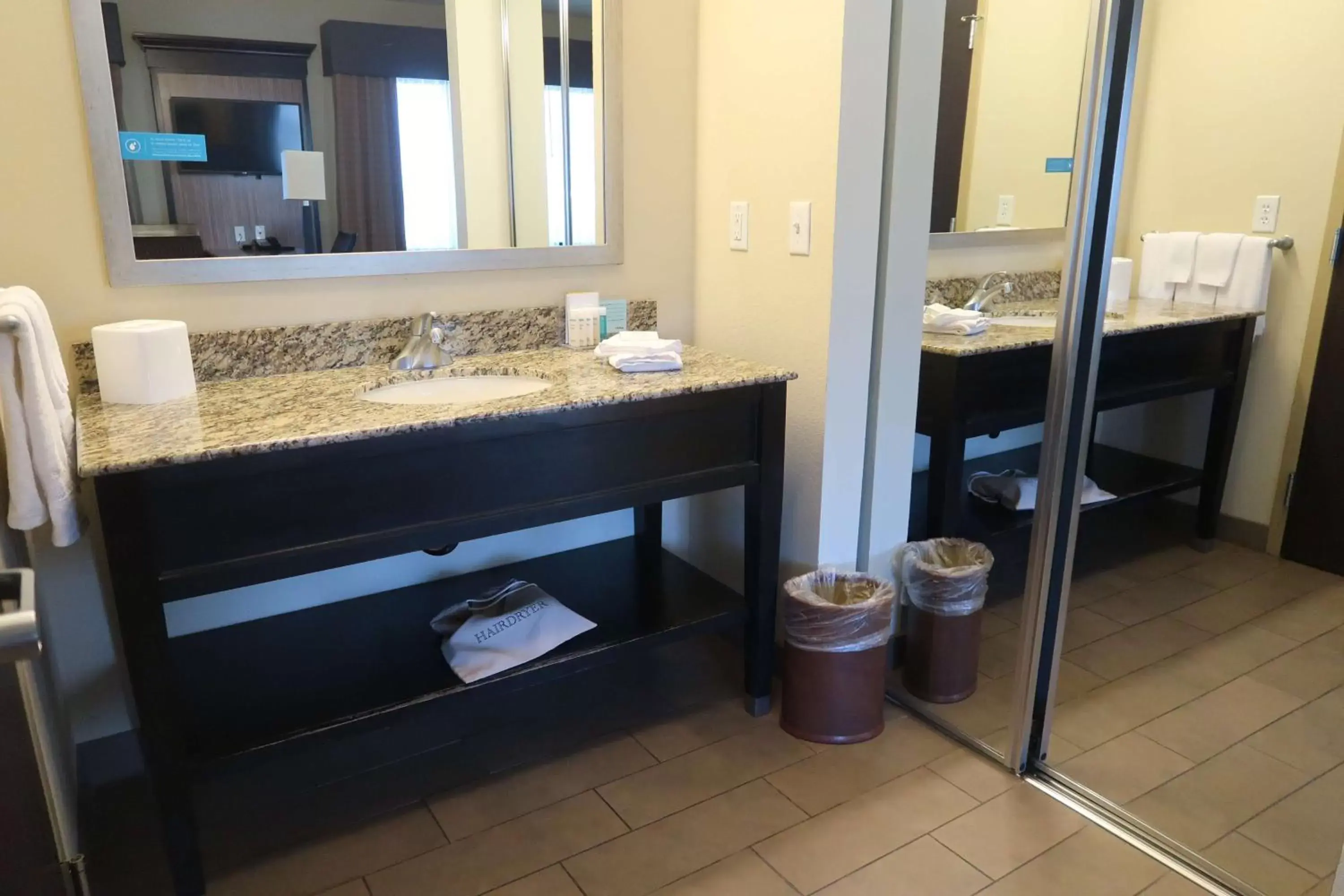 Bedroom, Bathroom in Hampton Inn & Suites Salinas