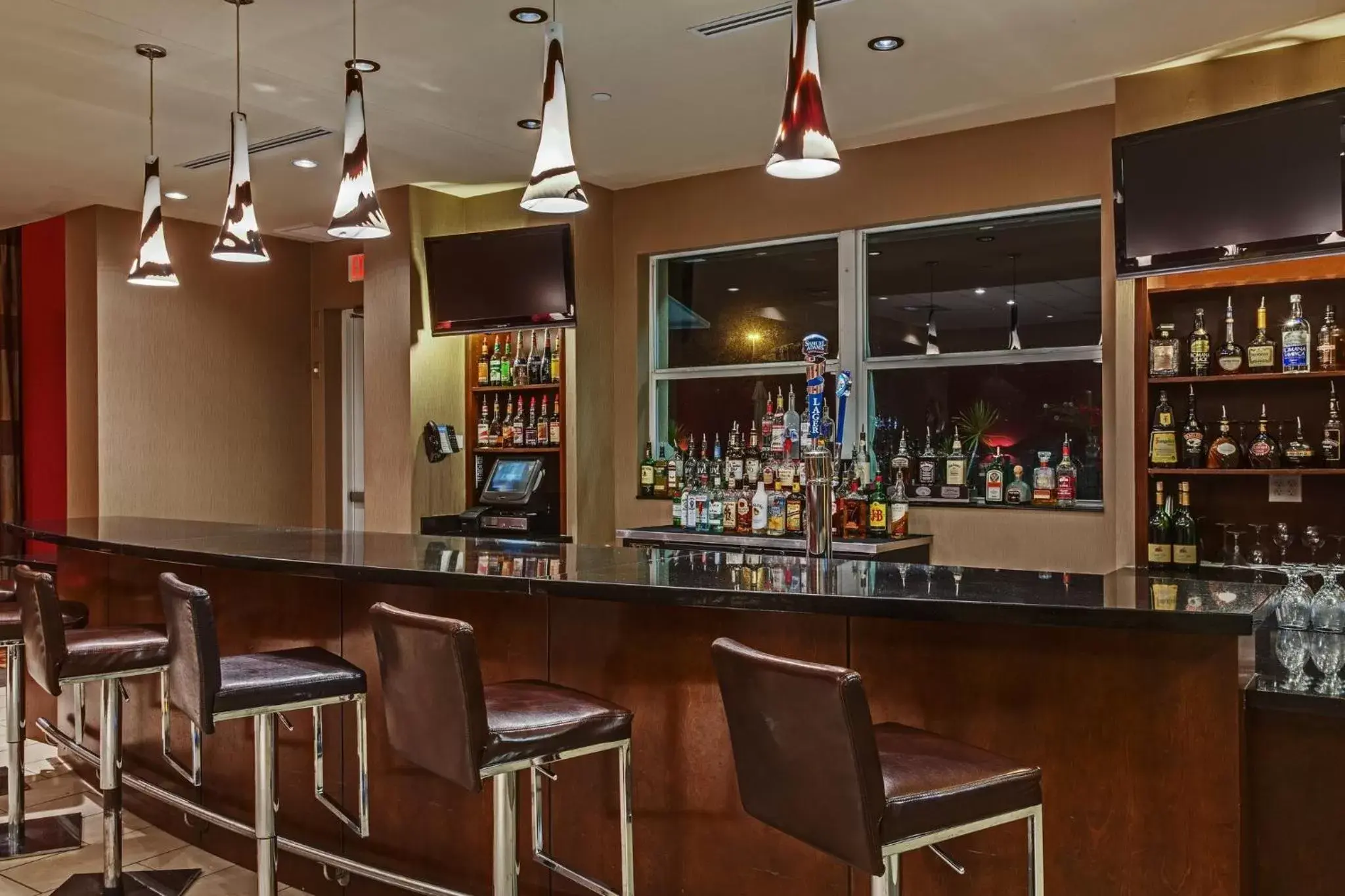 Lounge or bar, Lounge/Bar in Crowne Plaza Fort Myers Gulf Coast, an IHG Hotel