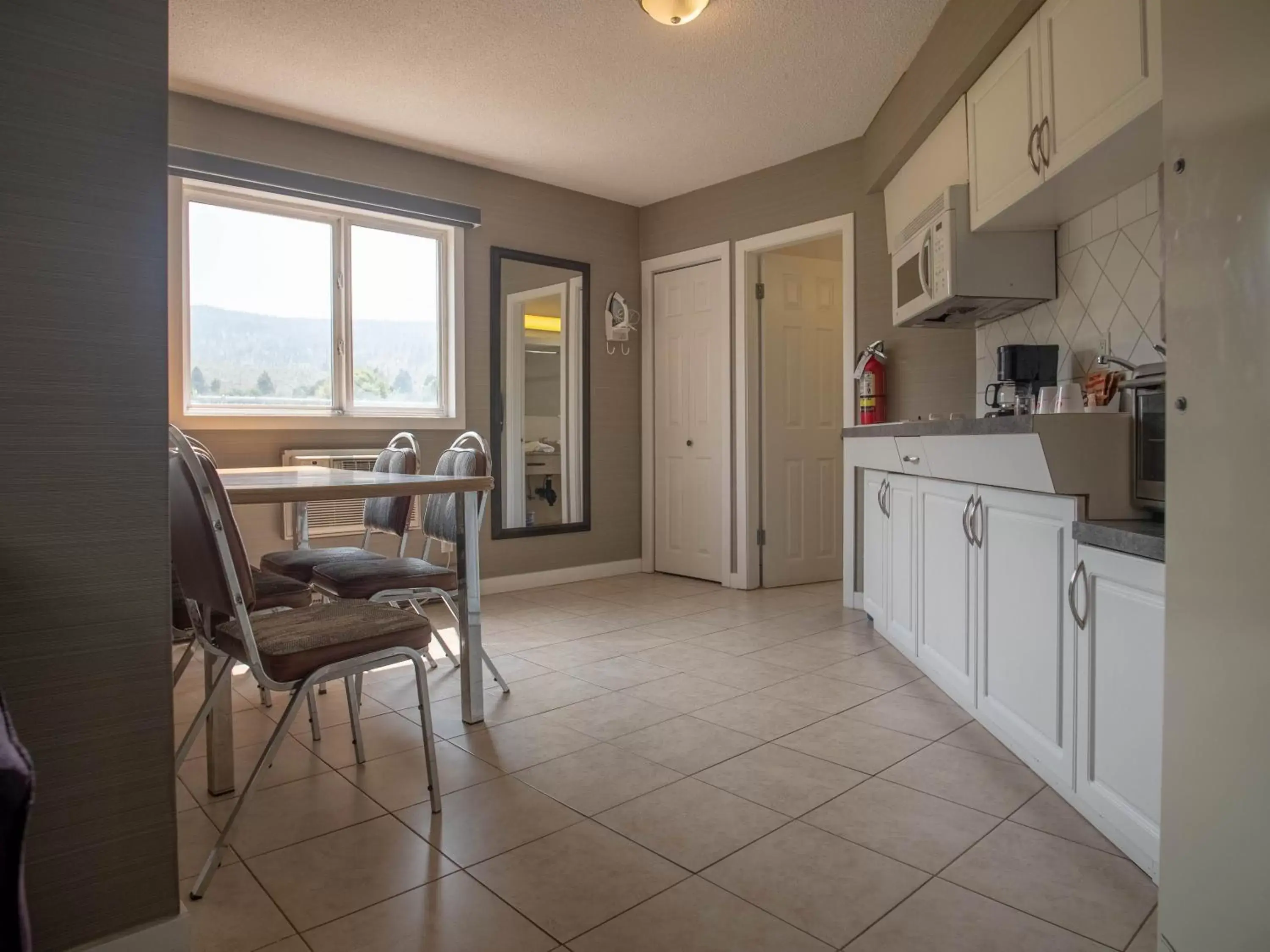 Dining Area in Best Budget Inn & Suites Kamloops