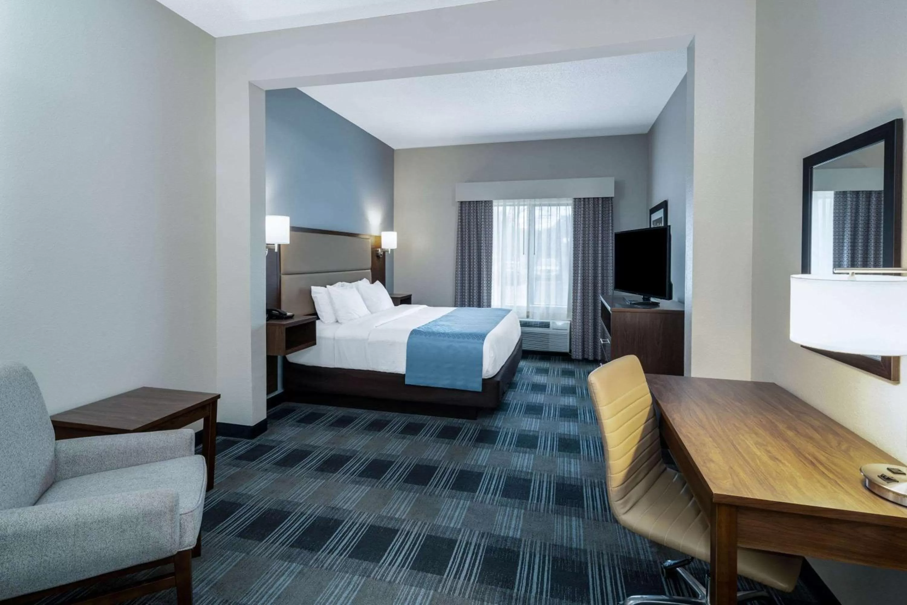Photo of the whole room, Bed in Holiday Inn Express & Suites - Mobile - I-65 by IHG