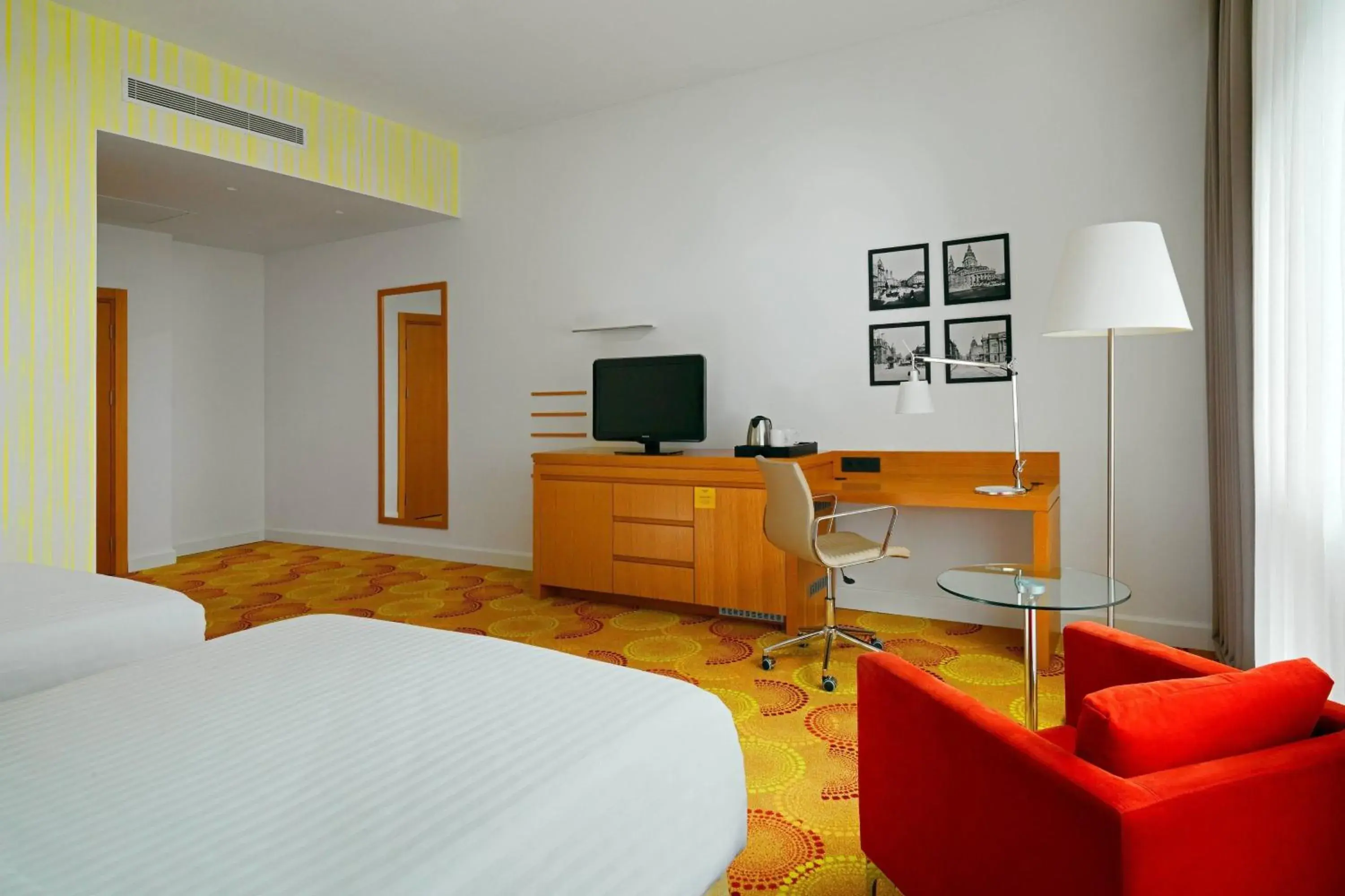 Photo of the whole room, TV/Entertainment Center in Courtyard by Marriott Budapest City Center