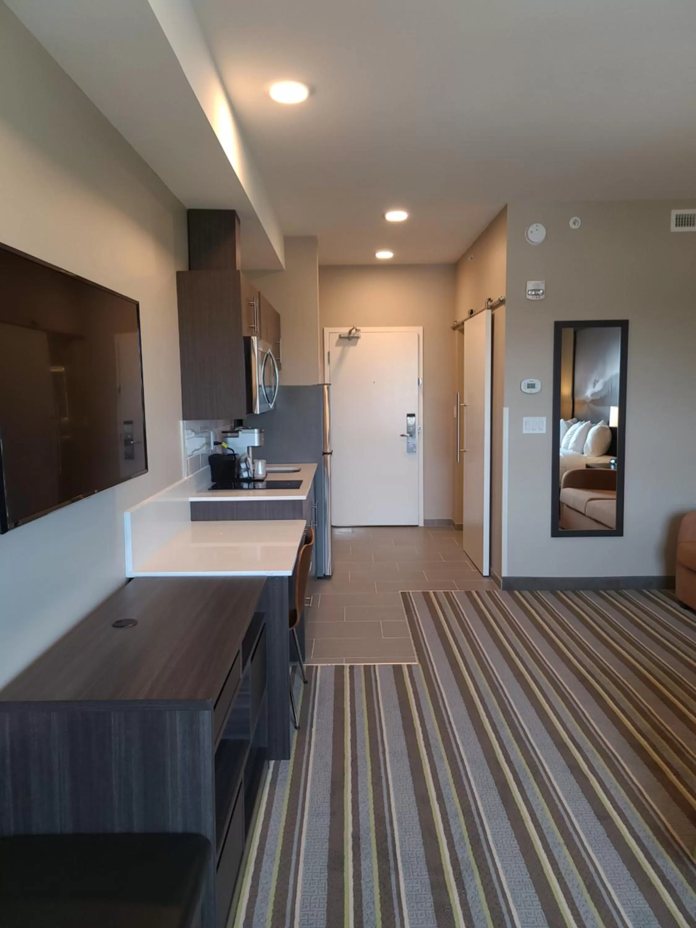 Super 8 by Wyndham Thompson