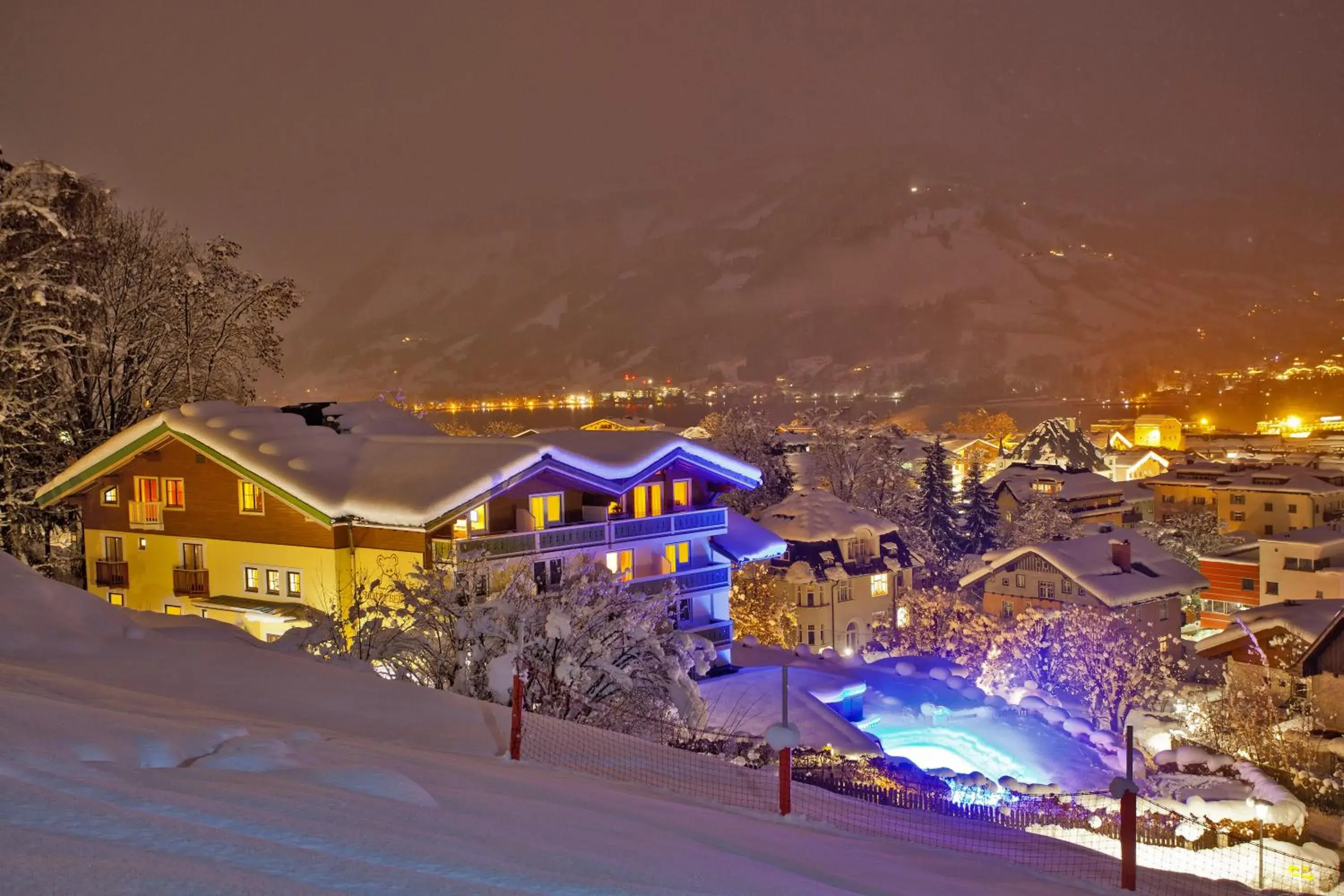 Facade/entrance, Winter in Hotel Berner