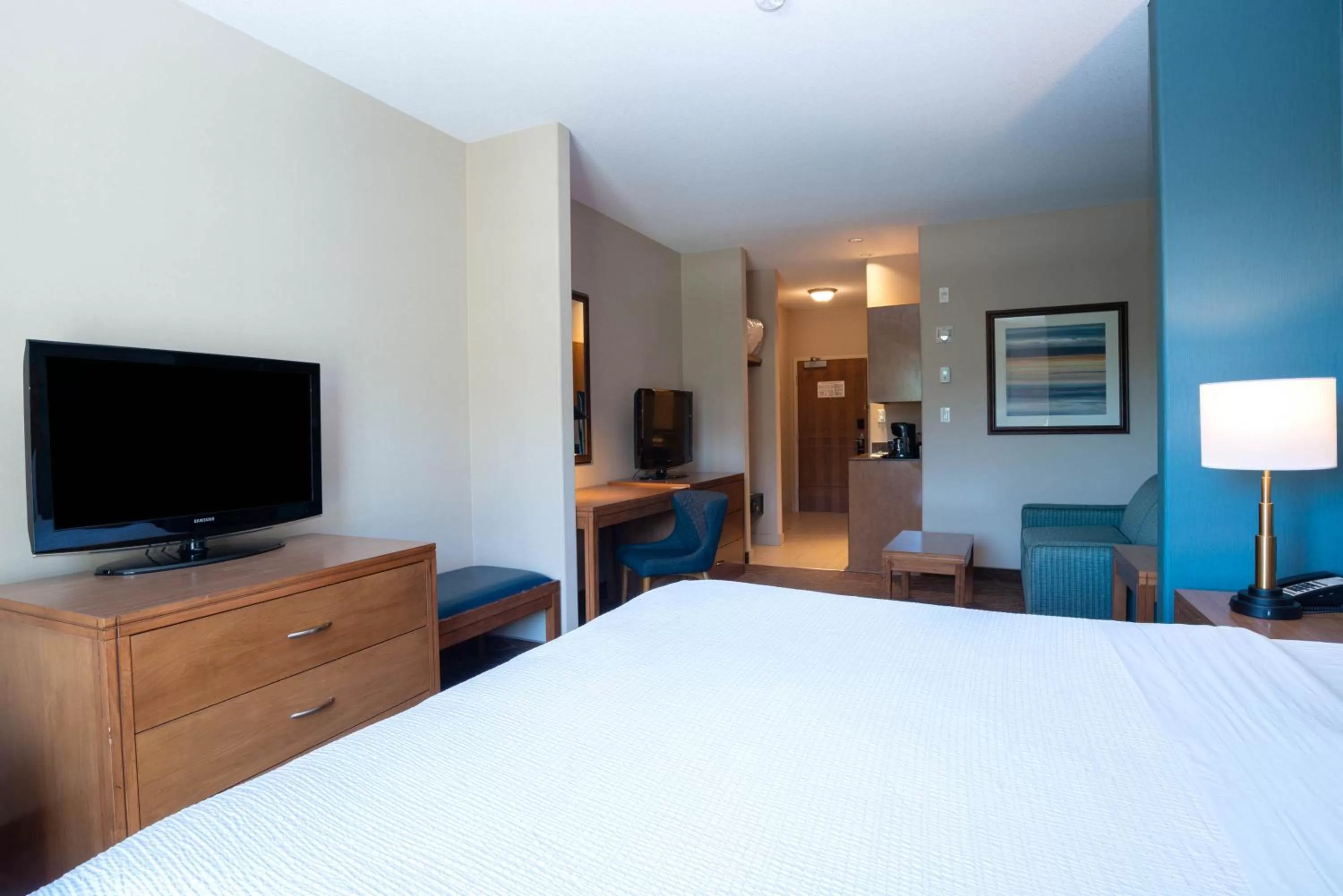 Photo of the whole room, Bed in Sandman Hotel and Suites Squamish